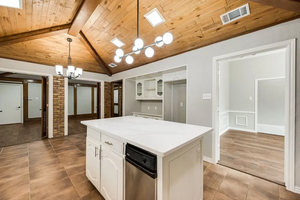 Single Family Residence For Sale in Dallas County , 915 Greenbriar Lane, Duncanville, Texas 75137, 4 Bedroom, 3 Bathroom, 3 Garage spaces, 2,957 Sqft, built in 1981, mls#21315088, Real Estate Agent in Duncanville, Homes For Sale in Dallas county, Homes For Sale in Duncanville, Realtor in Duncanville Texas, Real Estate Brokerage Independent Realty Texas, Luminita Cordes Realtor