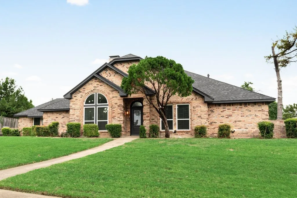 Single Family Residence For Sale in Dallas County , 915 Greenbriar Lane, Duncanville, Texas 75137, 4 Bedroom, 3 Bathroom, 3 Garage spaces, 2,957 Sqft, built in 1981, mls#21315088, Real Estate Agent in Duncanville, Homes For Sale in Dallas county, Homes For Sale in Duncanville, Realtor in Duncanville Texas, Real Estate Brokerage Independent Realty Texas, Luminita Cordes Realtor