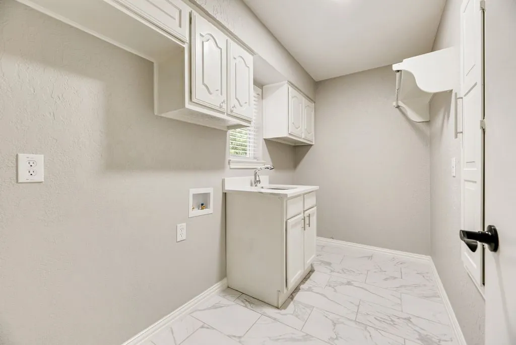 Single Family Residence For Sale in Dallas County , 915 Greenbriar Lane, Duncanville, Texas 75137, 4 Bedroom, 3 Bathroom, 3 Garage spaces, 2,957 Sqft, built in 1981, mls#21315088, Real Estate Agent in Duncanville, Homes For Sale in Dallas county, Homes For Sale in Duncanville, Realtor in Duncanville Texas, Real Estate Brokerage Independent Realty Texas, Luminita Cordes Realtor