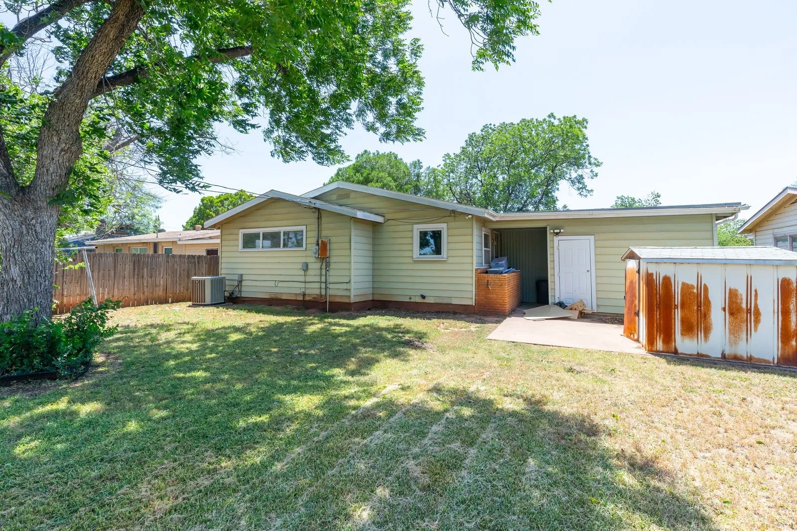 Single Family Residence For Sale in Taylor County , 1625 Bridge Avenue, Abilene, Texas 79603, 3 Bedrooms, 1 Bathroom, Garage spaces, 1,160 Sqft, built in 1955, Price $165,900, mls#21315545, Real Estate Agent in Abilene, Homes For Sale in Taylor county, Homes For Sale in Abilene, Realtor in Abilene Texas, Real Estate Brokerage Independent Realty Texas, Luminita Cordes Realtor