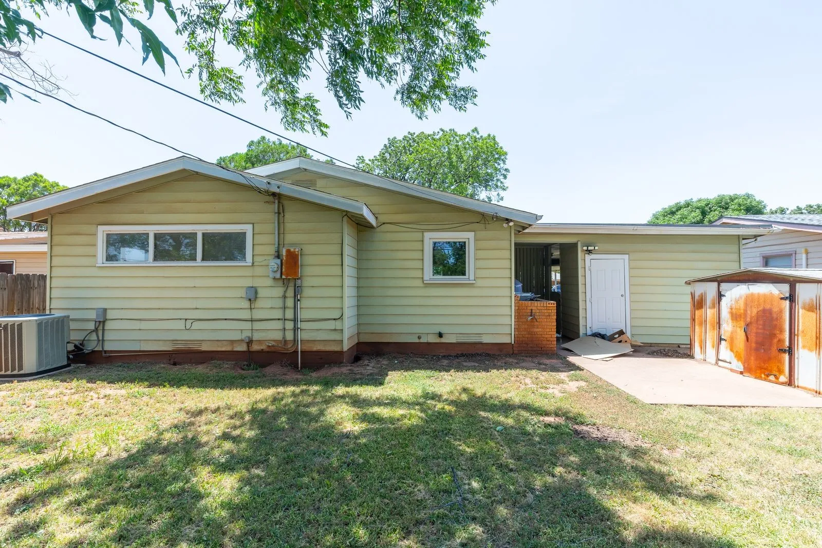 Single Family Residence For Sale in Taylor County , 1625 Bridge Avenue, Abilene, Texas 79603, 3 Bedrooms, 1 Bathroom, Garage spaces, 1,160 Sqft, built in 1955, Price $165,900, mls#21315545, Real Estate Agent in Abilene, Homes For Sale in Taylor county, Homes For Sale in Abilene, Realtor in Abilene Texas, Real Estate Brokerage Independent Realty Texas, Luminita Cordes Realtor