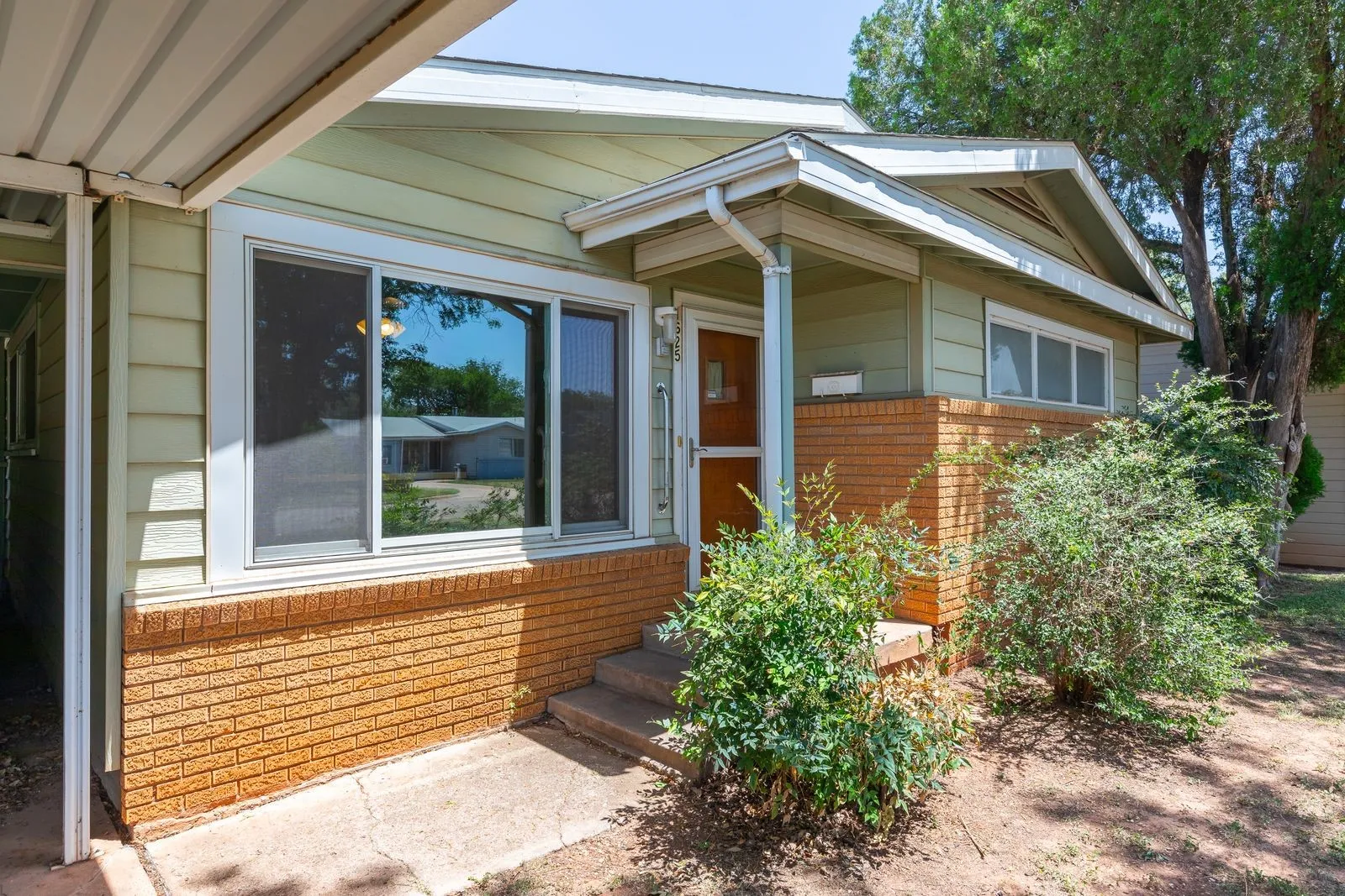 Single Family Residence For Sale in Taylor County , 1625 Bridge Avenue, Abilene, Texas 79603, 3 Bedrooms, 1 Bathroom, Garage spaces, 1,160 Sqft, built in 1955, Price $165,900, mls#21315545, Real Estate Agent in Abilene, Homes For Sale in Taylor county, Homes For Sale in Abilene, Realtor in Abilene Texas, Real Estate Brokerage Independent Realty Texas, Luminita Cordes Realtor