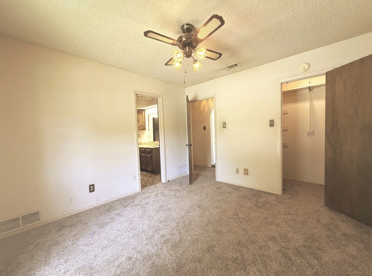 Single Family Residence For Sale in Dallas County , 2510 Brookcrest Drive, Garland, Texas 75040, 4 Bedroom, 2 Bathroom, 3 Garage spaces, 2,013 Sqft, built in 1974, mls#21316517, Real Estate Agent in Garland, Homes For Sale in Dallas county, Homes For Sale in Garland, Realtor in Garland Texas, Real Estate Brokerage Independent Realty Texas, Luminita Cordes Realtor