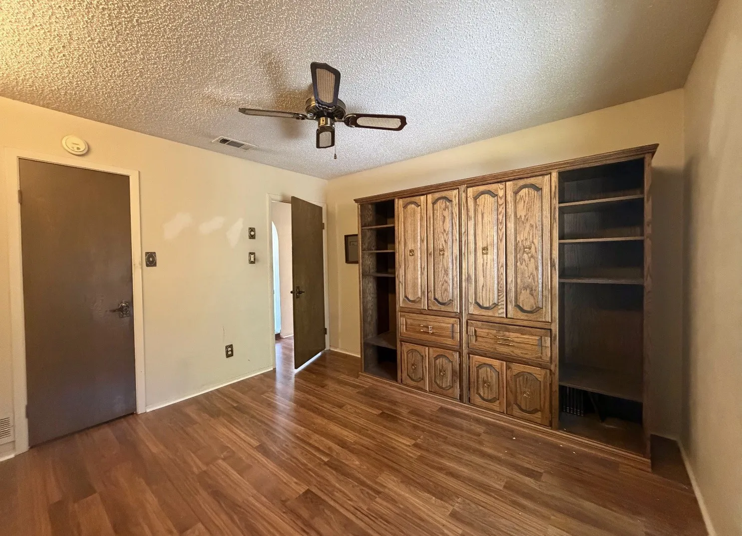 Single Family Residence For Sale in Dallas County , 2510 Brookcrest Drive, Garland, Texas 75040, 4 Bedroom, 2 Bathroom, 3 Garage spaces, 2,013 Sqft, built in 1974, mls#21316517, Real Estate Agent in Garland, Homes For Sale in Dallas county, Homes For Sale in Garland, Realtor in Garland Texas, Real Estate Brokerage Independent Realty Texas, Luminita Cordes Realtor
