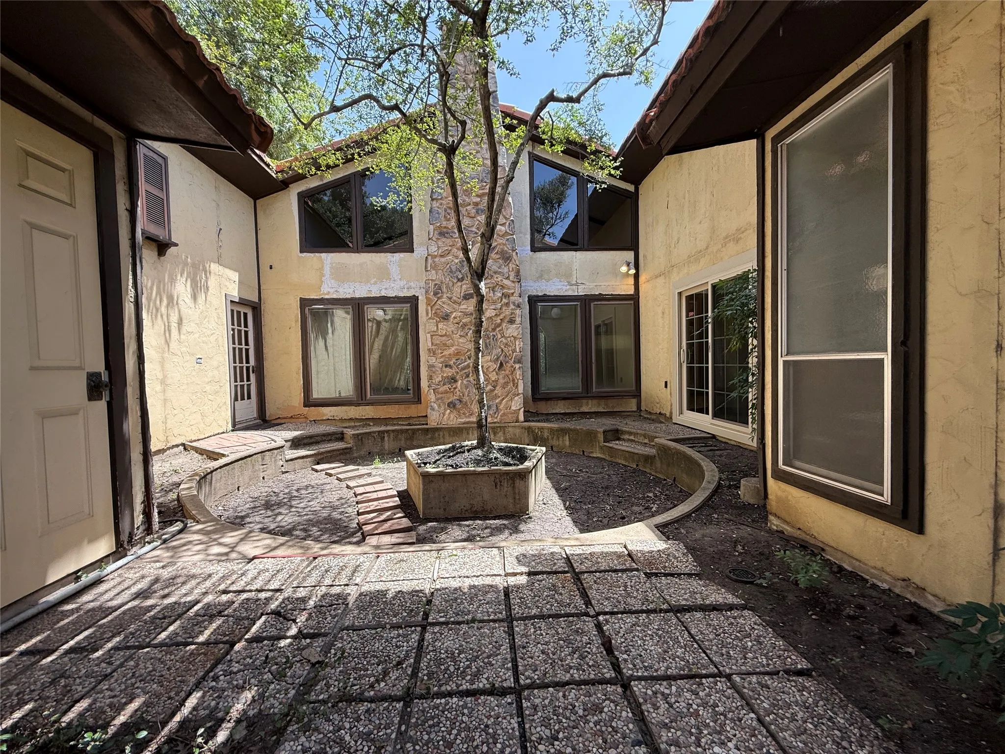Single Family Residence For Sale in Dallas County , 2510 Brookcrest Drive, Garland, Texas 75040, 4 Bedroom, 2 Bathroom, 3 Garage spaces, 2,013 Sqft, built in 1974, mls#21316517, Real Estate Agent in Garland, Homes For Sale in Dallas county, Homes For Sale in Garland, Realtor in Garland Texas, Real Estate Brokerage Independent Realty Texas, Luminita Cordes Realtor