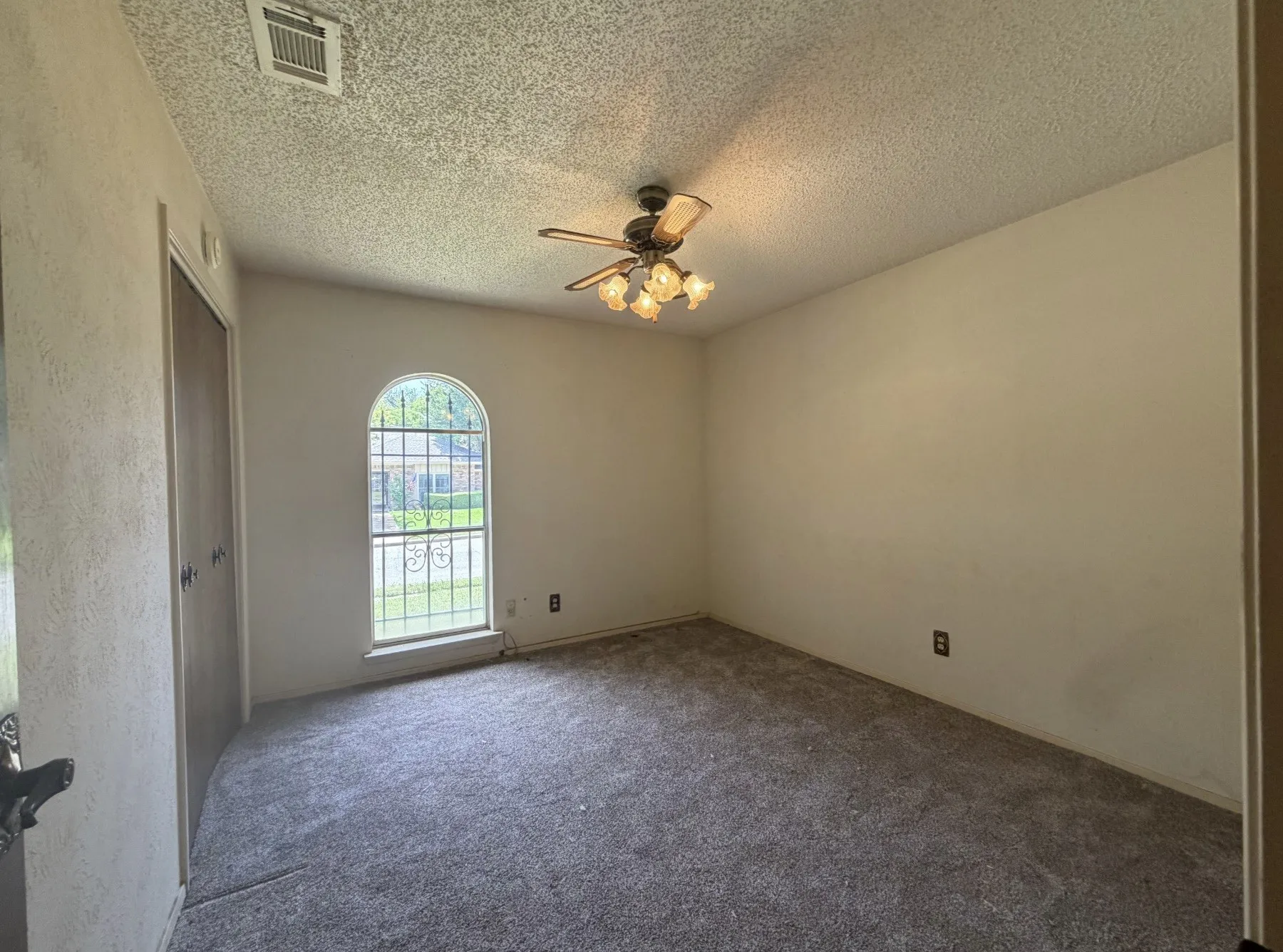 Single Family Residence For Sale in Dallas County , 2510 Brookcrest Drive, Garland, Texas 75040, 4 Bedroom, 2 Bathroom, 3 Garage spaces, 2,013 Sqft, built in 1974, mls#21316517, Real Estate Agent in Garland, Homes For Sale in Dallas county, Homes For Sale in Garland, Realtor in Garland Texas, Real Estate Brokerage Independent Realty Texas, Luminita Cordes Realtor