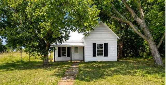 Single Family Residence For Sale in Palo Pinto County , 125 W Crawford Street, Mingus, Texas 76463, 2 Bedroom, 1 Bathroom, Garage spaces, 826 Sqft, built in 1940, mls#21316424, Real Estate Agent in Mingus, Homes For Sale in Palo Pinto county, Homes For Sale in Mingus, Realtor in Mingus Texas, Real Estate Brokerage Independent Realty Texas, Luminita Cordes Realtor