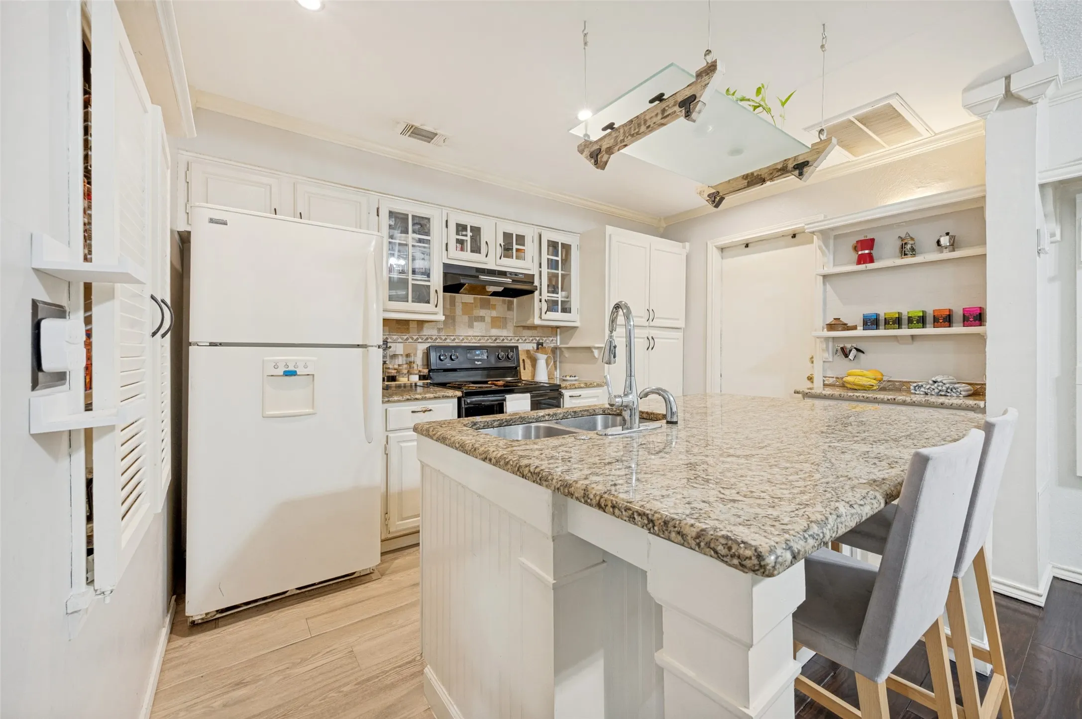 Townhouse For Sale in Dallas County , 2800 Keller Springs Road 6B, Carrollton, Texas 75006, 2 Bedroom, 2 Bathroom, 2 Garage spaces, 1,200 Sqft, built in 1985, mls#21316090, Real Estate Agent in Carrollton, Homes For Sale in Dallas county, Homes For Sale in Carrollton, Realtor in Carrollton Texas, Real Estate Brokerage Independent Realty Texas, Luminita Cordes Realtor