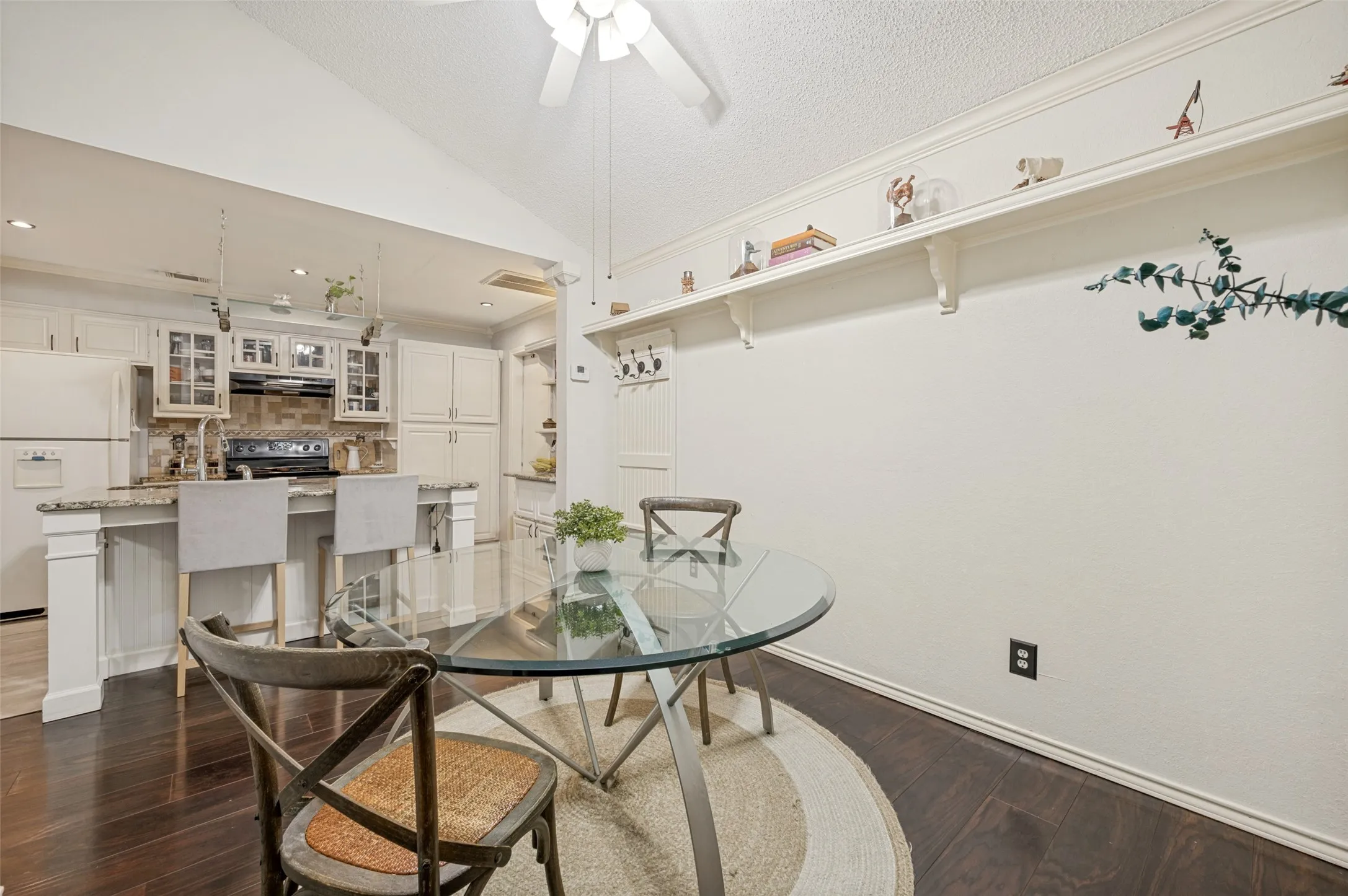 Townhouse For Sale in Dallas County , 2800 Keller Springs Road 6B, Carrollton, Texas 75006, 2 Bedroom, 2 Bathroom, 2 Garage spaces, 1,200 Sqft, built in 1985, mls#21316090, Real Estate Agent in Carrollton, Homes For Sale in Dallas county, Homes For Sale in Carrollton, Realtor in Carrollton Texas, Real Estate Brokerage Independent Realty Texas, Luminita Cordes Realtor
