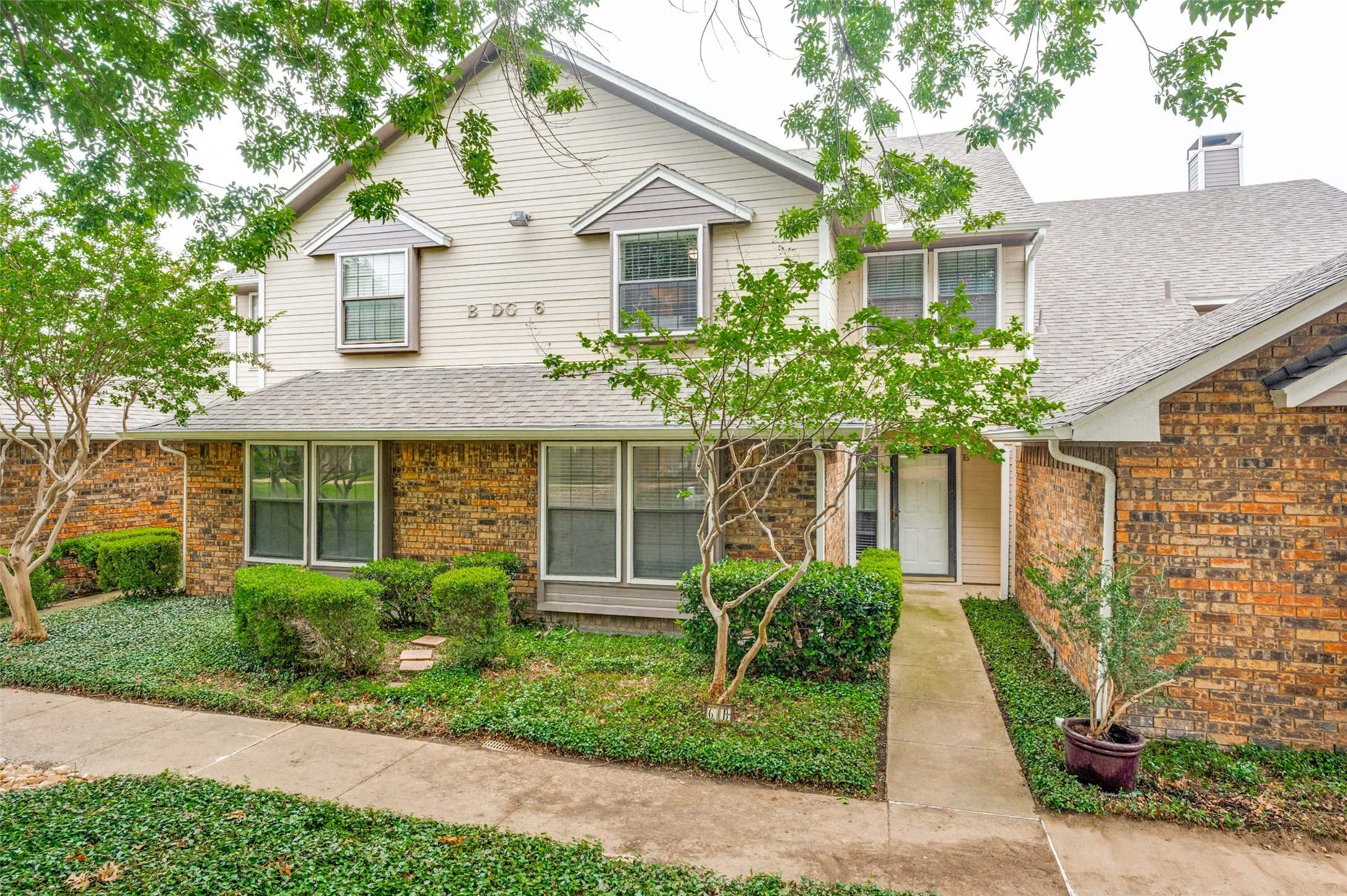Townhouse For Sale in Dallas County , 2800 Keller Springs Road 6B, Carrollton, Texas 75006, 2 Bedroom, 2 Bathroom, 2 Garage spaces, 1,200 Sqft, built in 1985, mls#21316090, Real Estate Agent in Carrollton, Homes For Sale in Dallas county, Homes For Sale in Carrollton, Realtor in Carrollton Texas, Real Estate Brokerage Independent Realty Texas, Luminita Cordes Realtor