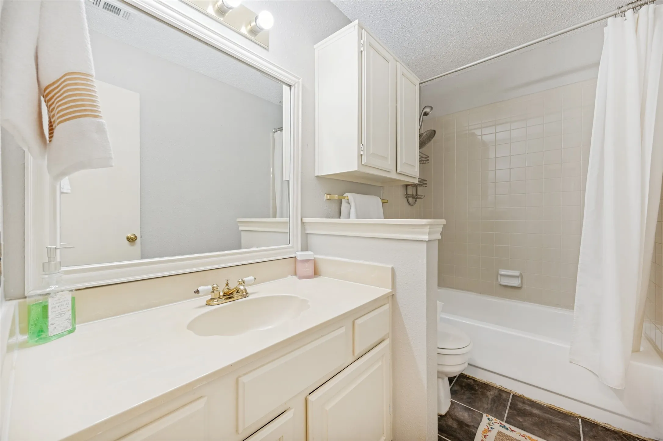 Townhouse For Sale in Dallas County , 2800 Keller Springs Road 6B, Carrollton, Texas 75006, 2 Bedroom, 2 Bathroom, 2 Garage spaces, 1,200 Sqft, built in 1985, mls#21316090, Real Estate Agent in Carrollton, Homes For Sale in Dallas county, Homes For Sale in Carrollton, Realtor in Carrollton Texas, Real Estate Brokerage Independent Realty Texas, Luminita Cordes Realtor