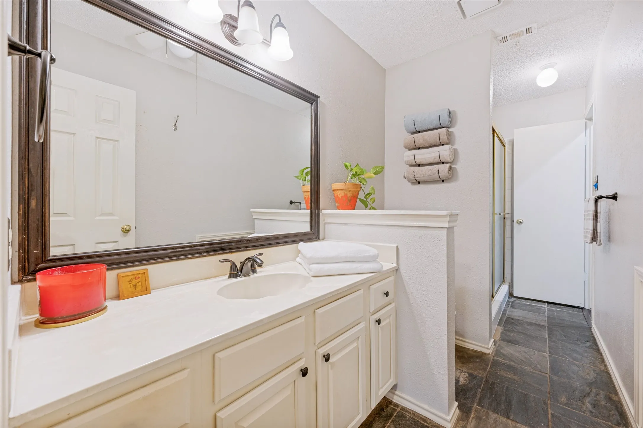 Townhouse For Sale in Dallas County , 2800 Keller Springs Road 6B, Carrollton, Texas 75006, 2 Bedroom, 2 Bathroom, 2 Garage spaces, 1,200 Sqft, built in 1985, mls#21316090, Real Estate Agent in Carrollton, Homes For Sale in Dallas county, Homes For Sale in Carrollton, Realtor in Carrollton Texas, Real Estate Brokerage Independent Realty Texas, Luminita Cordes Realtor