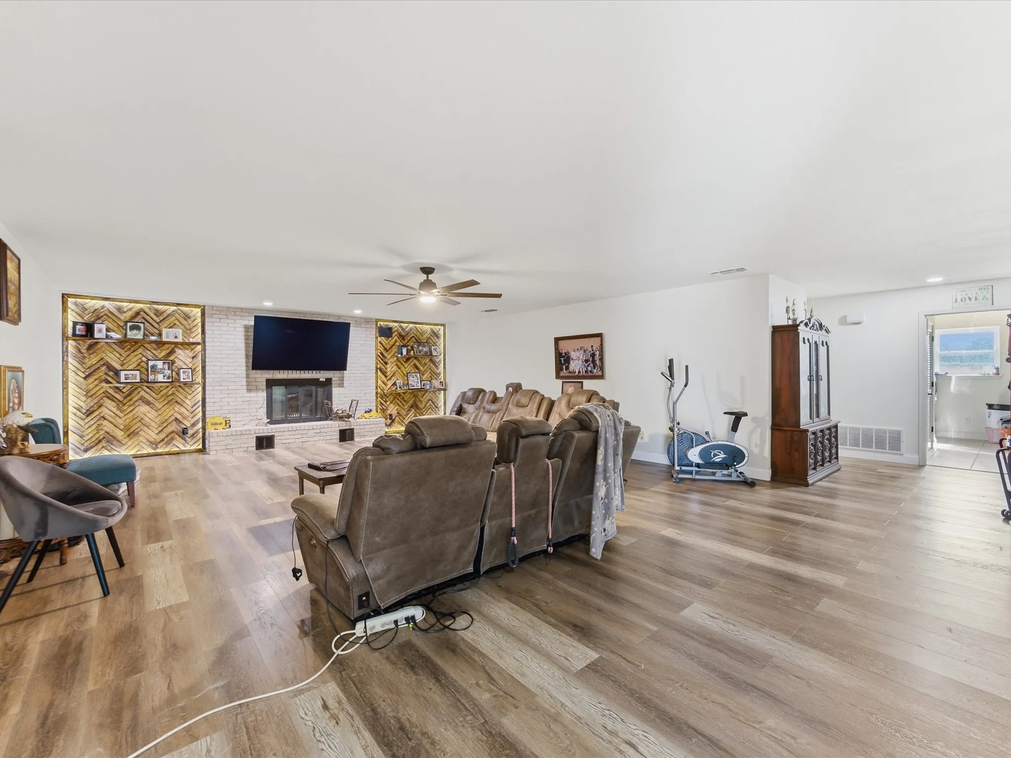 Single Family Residence For Sale in Parker County , 1609 Sweet Springs Road, Weatherford, Texas 76088, 4 Bedroom, 2 Bathroom, 2 Garage spaces, 3,300 Sqft, built in 1968, mls#21316748, Real Estate Agent in Weatherford, Homes For Sale in Parker county, Homes For Sale in Weatherford, Realtor in Weatherford Texas, Real Estate Brokerage Independent Realty Texas, Luminita Cordes Realtor