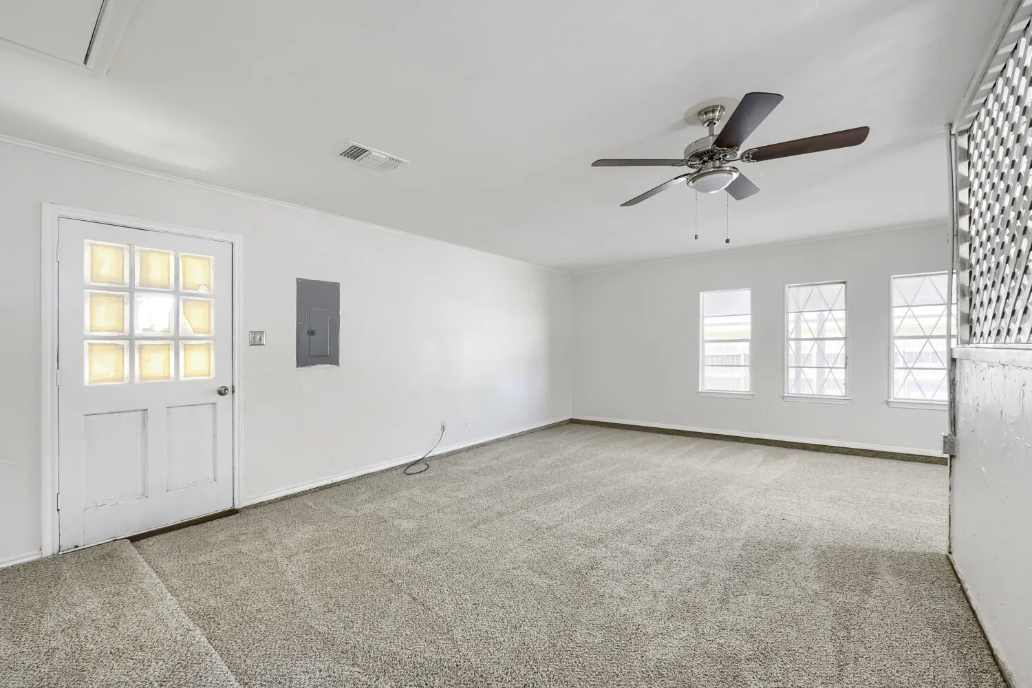 Single Family Residence For Sale in Denton County , 419 Allen Drive, Justin, Texas 76247, 3 Bedroom, 3 Bathroom, 1 Garage spaces, 2,095 Sqft, built in 1963, mls#21199989, Real Estate Agent in Justin, Homes For Sale in Denton county, Homes For Sale in Justin, Realtor in Justin Texas, Real Estate Brokerage Independent Realty Texas, Luminita Cordes Realtor