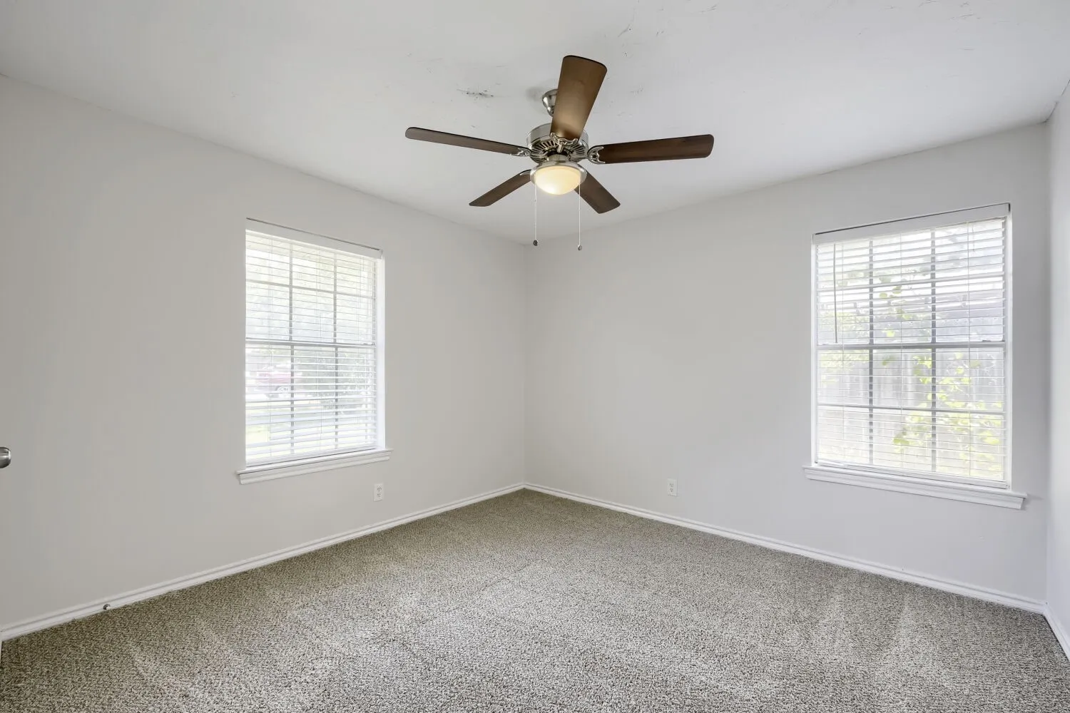 Single Family Residence For Sale in Denton County , 419 Allen Drive, Justin, Texas 76247, 3 Bedroom, 3 Bathroom, 1 Garage spaces, 2,095 Sqft, built in 1963, mls#21199989, Real Estate Agent in Justin, Homes For Sale in Denton county, Homes For Sale in Justin, Realtor in Justin Texas, Real Estate Brokerage Independent Realty Texas, Luminita Cordes Realtor