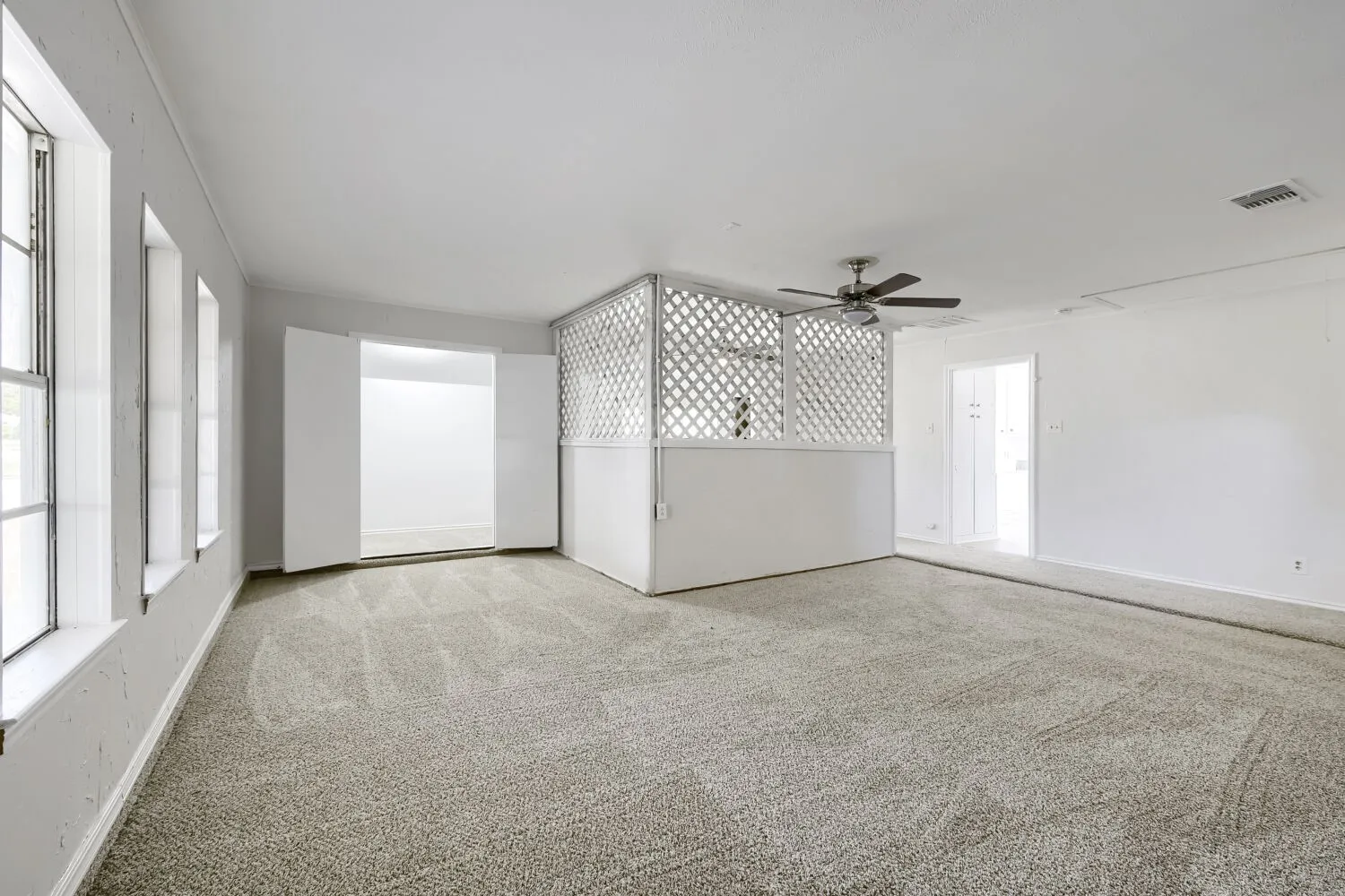 Single Family Residence For Sale in Denton County , 419 Allen Drive, Justin, Texas 76247, 3 Bedroom, 3 Bathroom, 1 Garage spaces, 2,095 Sqft, built in 1963, mls#21199989, Real Estate Agent in Justin, Homes For Sale in Denton county, Homes For Sale in Justin, Realtor in Justin Texas, Real Estate Brokerage Independent Realty Texas, Luminita Cordes Realtor