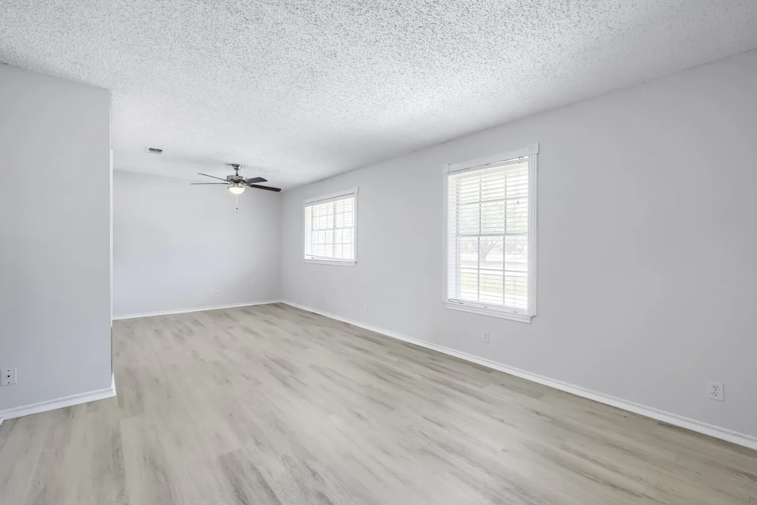 Single Family Residence For Sale in Denton County , 419 Allen Drive, Justin, Texas 76247, 3 Bedroom, 3 Bathroom, 1 Garage spaces, 2,095 Sqft, built in 1963, mls#21199989, Real Estate Agent in Justin, Homes For Sale in Denton county, Homes For Sale in Justin, Realtor in Justin Texas, Real Estate Brokerage Independent Realty Texas, Luminita Cordes Realtor