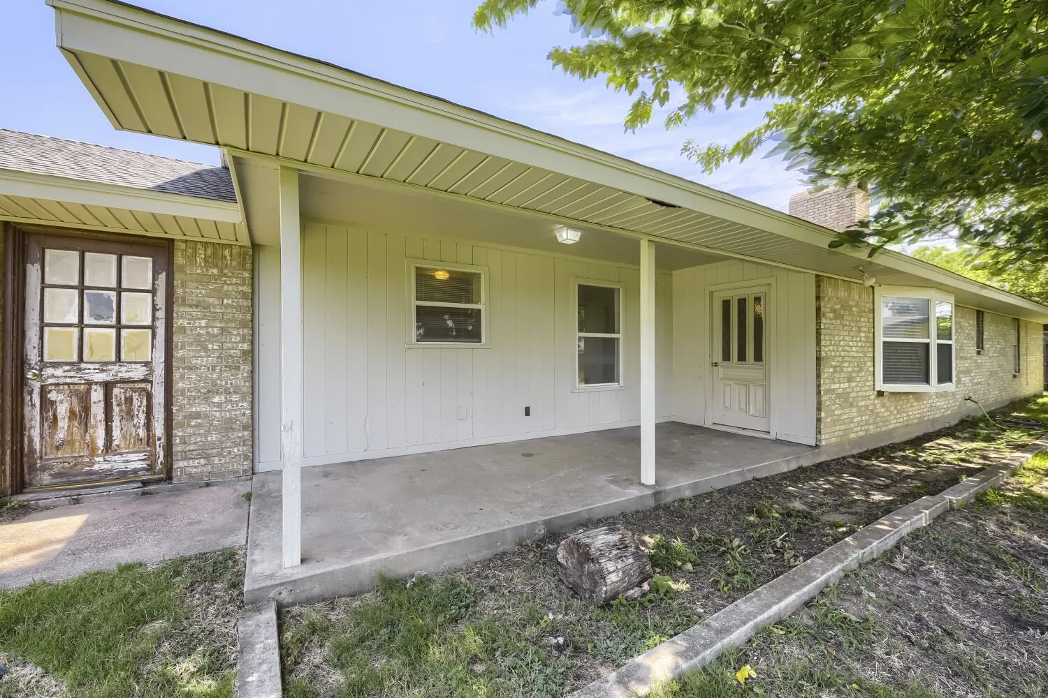 Single Family Residence For Sale in Denton County , 419 Allen Drive, Justin, Texas 76247, 3 Bedroom, 3 Bathroom, 1 Garage spaces, 2,095 Sqft, built in 1963, mls#21199989, Real Estate Agent in Justin, Homes For Sale in Denton county, Homes For Sale in Justin, Realtor in Justin Texas, Real Estate Brokerage Independent Realty Texas, Luminita Cordes Realtor