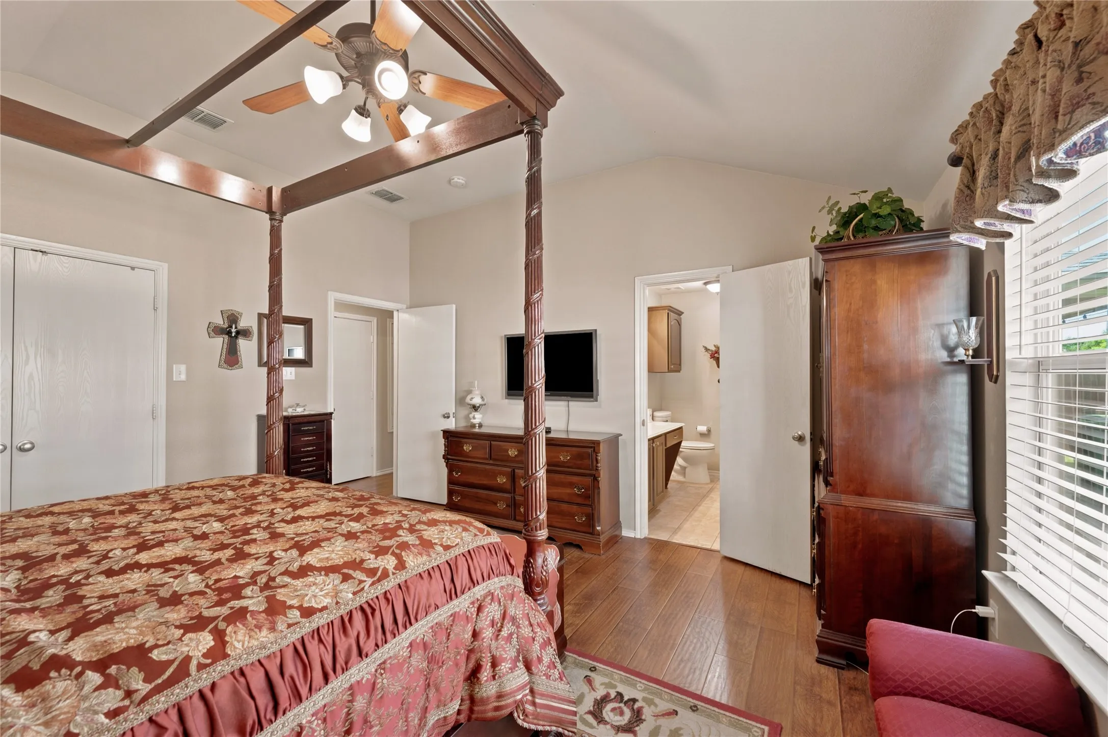 Single Family Residence For Sale in Tarrant County , 9437 Pastime Court, Fort Worth, Texas 76244, 3 Bedroom, 2 Bathroom, 2 Garage spaces, 1,591 Sqft, built in 2004, mls#21315408, Real Estate Agent in Fort Worth, Homes For Sale in Tarrant county, Homes For Sale in Fort Worth, Realtor in Fort Worth Texas, Real Estate Brokerage Independent Realty Texas, Luminita Cordes Realtor