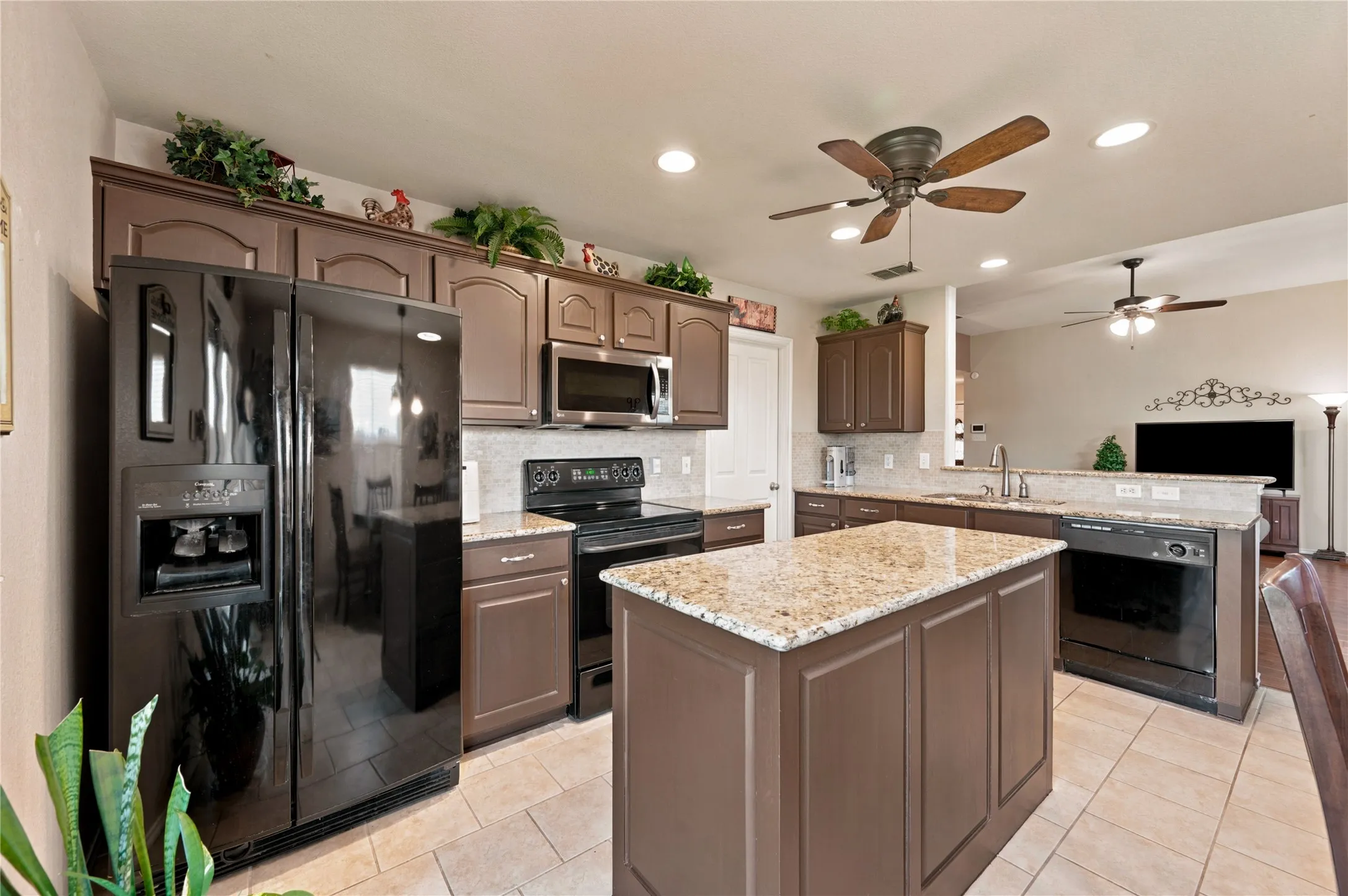 Single Family Residence For Sale in Tarrant County , 9437 Pastime Court, Fort Worth, Texas 76244, 3 Bedroom, 2 Bathroom, 2 Garage spaces, 1,591 Sqft, built in 2004, mls#21315408, Real Estate Agent in Fort Worth, Homes For Sale in Tarrant county, Homes For Sale in Fort Worth, Realtor in Fort Worth Texas, Real Estate Brokerage Independent Realty Texas, Luminita Cordes Realtor