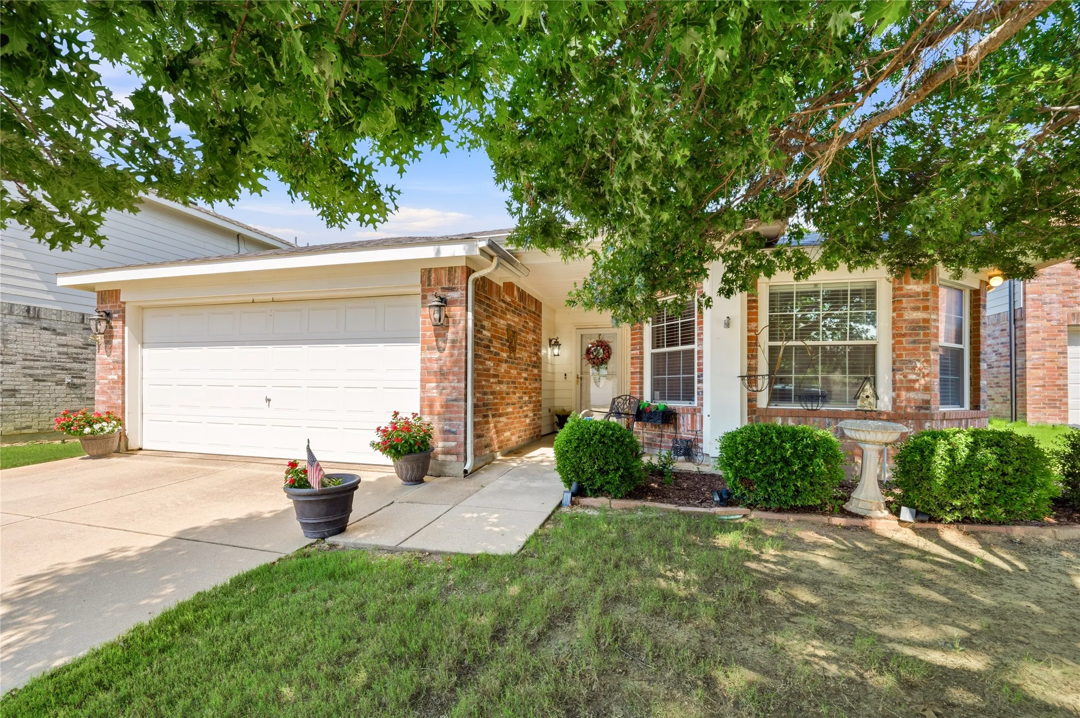 Single Family Residence For Sale in Tarrant County , 9437 Pastime Court, Fort Worth, Texas 76244, 3 Bedroom, 2 Bathroom, 2 Garage spaces, 1,591 Sqft, built in 2004, mls#21315408, Real Estate Agent in Fort Worth, Homes For Sale in Tarrant county, Homes For Sale in Fort Worth, Realtor in Fort Worth Texas, Real Estate Brokerage Independent Realty Texas, Luminita Cordes Realtor