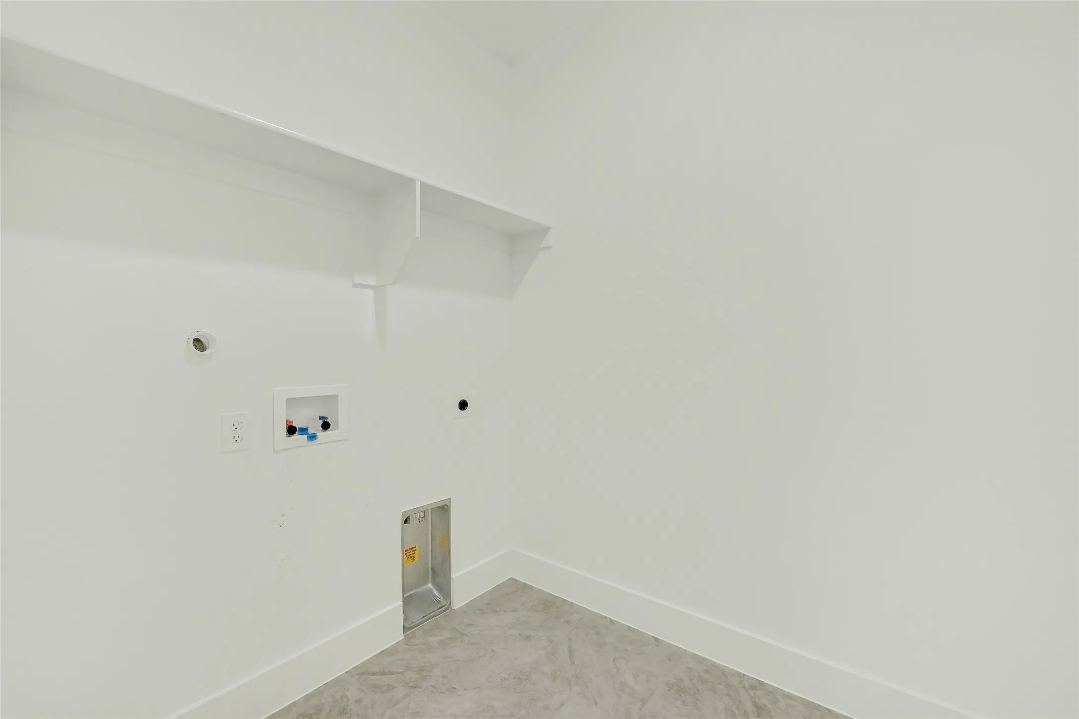 Clothes washing area with laundry area, baseboards, hookup for a washing machine, hookup for an electric dryer, and hookup for a gas dryer
