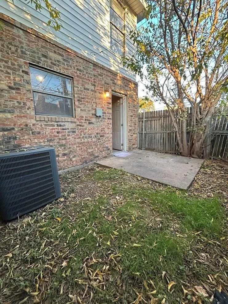 Quadruplex For Rent in Tarrant County , 3741 Bonnie Drive D, Fort Worth, Texas 76116, 2 Bedroom, 2 Bathroom, Garage spaces, 1,015 Sqft, built in 1983, mls#21316775, Real Estate Agent in Fort Worth, Homes For Rent in Tarrant county, Homes For Rent in Fort Worth, Realtor in Fort Worth Texas, Real Estate Brokerage Independent Realty Texas, Luminita Cordes Realtor