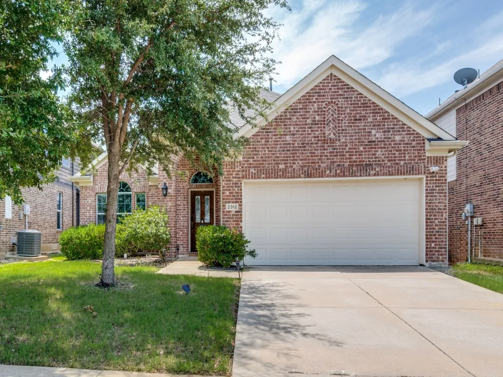 Single Family Residence For Sale in Denton County , 2312 Fountain Gate Drive, Little Elm, Texas 75068, 3 Bedroom, 3 Bathroom, Garage spaces, 2,493 Sqft, built in 2009, mls#21308361, Real Estate Agent in Little Elm, Homes For Sale in Denton county, Homes For Sale in Little Elm, Realtor in Little Elm Texas, Real Estate Brokerage Independent Realty Texas, Luminita Cordes Realtor