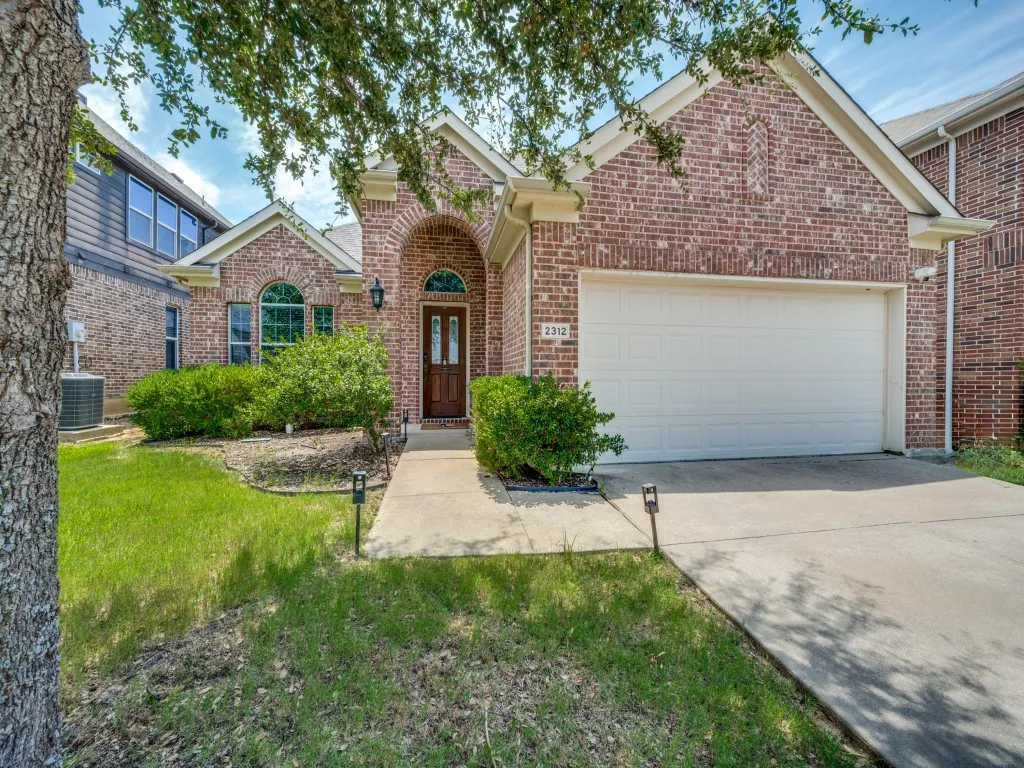 Single Family Residence For Sale in Denton County , 2312 Fountain Gate Drive, Little Elm, Texas 75068, 3 Bedroom, 3 Bathroom, Garage spaces, 2,493 Sqft, built in 2009, mls#21308361, Real Estate Agent in Little Elm, Homes For Sale in Denton county, Homes For Sale in Little Elm, Realtor in Little Elm Texas, Real Estate Brokerage Independent Realty Texas, Luminita Cordes Realtor