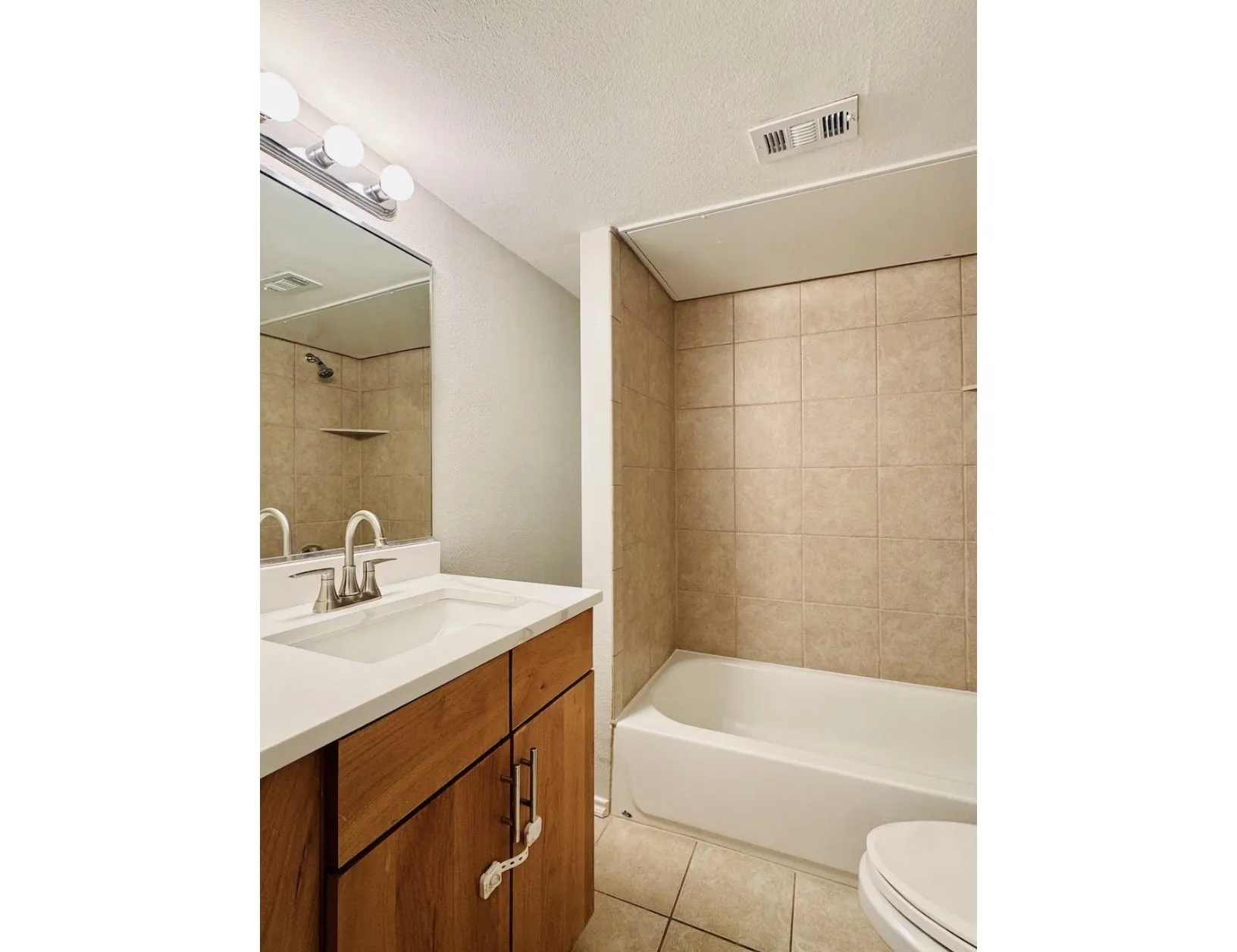 Condominium For Sale in Dallas County , 4616 W Lovers Lane 119, Dallas, Texas 75209, 2 Bedroom, 2 Bathroom, Garage spaces, 1,026 Sqft, built in 1960, mls#21314865, Real Estate Agent in Dallas, Homes For Sale in Dallas county, Homes For Sale in Dallas, Realtor in Dallas Texas, Real Estate Brokerage Independent Realty Texas, Luminita Cordes Realtor