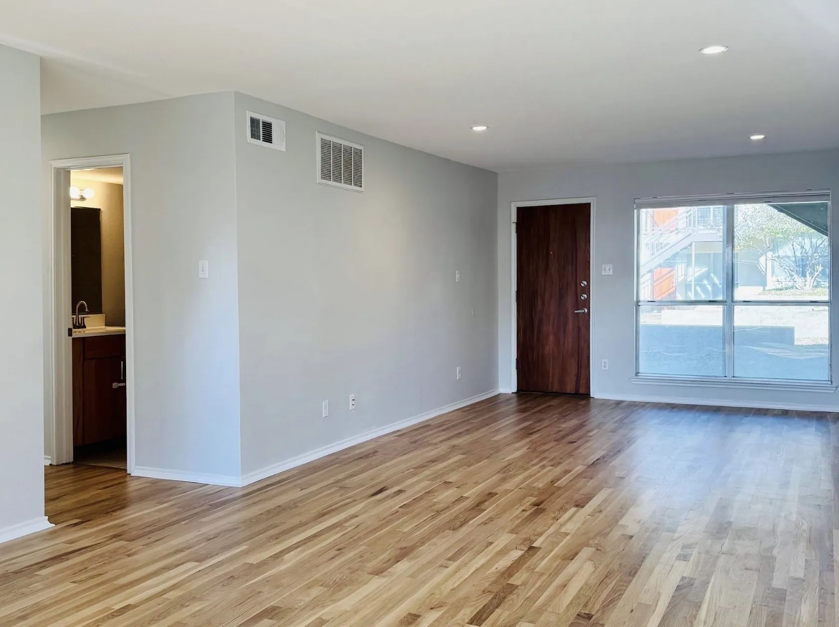 Condominium For Sale in Dallas County , 4616 W Lovers Lane 119, Dallas, Texas 75209, 2 Bedroom, 2 Bathroom, Garage spaces, 1,026 Sqft, built in 1960, mls#21314865, Real Estate Agent in Dallas, Homes For Sale in Dallas county, Homes For Sale in Dallas, Realtor in Dallas Texas, Real Estate Brokerage Independent Realty Texas, Luminita Cordes Realtor