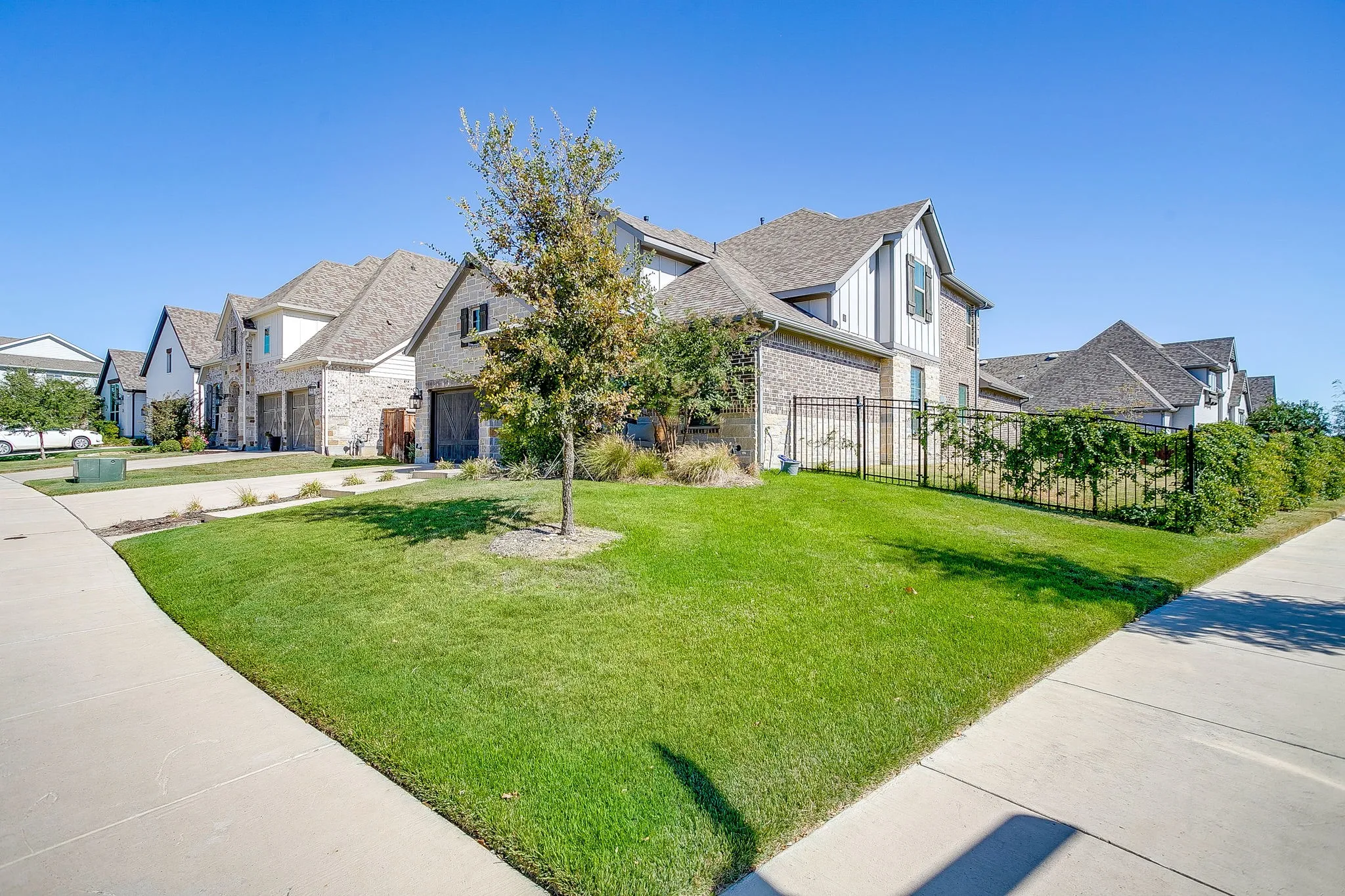 Single Family Residence For Sale in Parker County , 2009 Roundtree Circle E, Fort Worth, Texas 76008, 4 Bedroom, 3 Bathroom, 2 Garage spaces, 3,001 Sqft, built in 2021, Price $720,000, mls#21316801, Real Estate Agent in Fort Worth, Homes For Sale in Parker county, Homes For Sale in Fort Worth, Realtor in Fort Worth Texas, Real Estate Brokerage Independent Realty Texas, Luminita Cordes Realtor