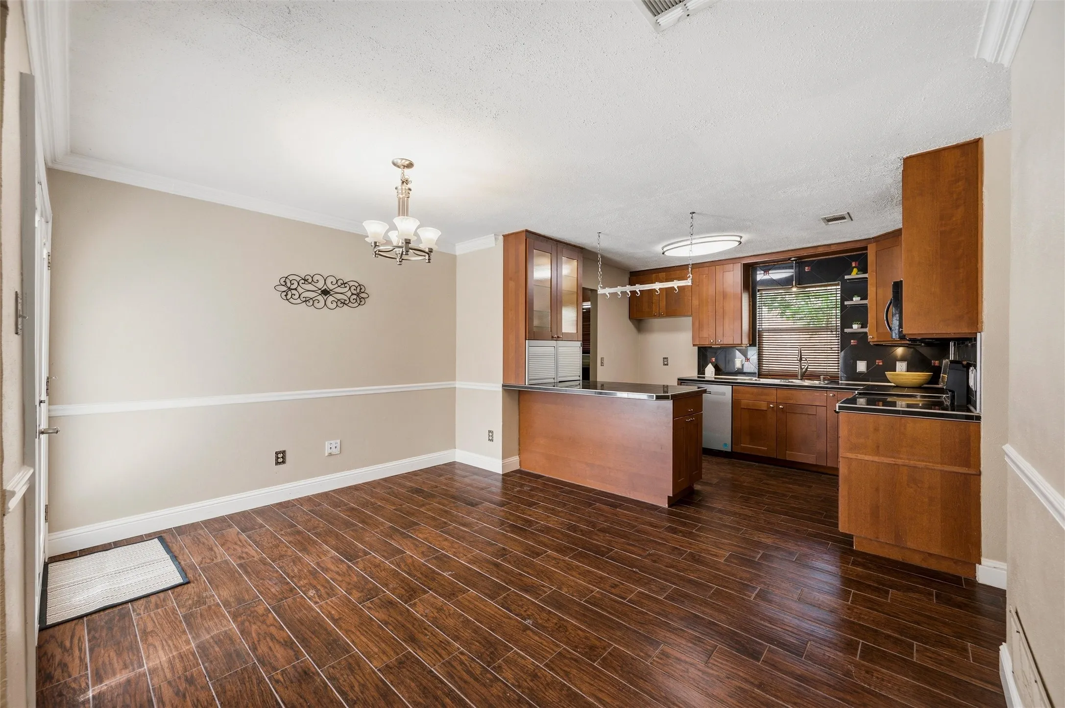 Single Family Residence For Sale in Dallas County , 2713 Riviera Drive, Garland, Texas 75040, 3 Bedroom, 2 Bathroom, 2 Garage spaces, 1,470 Sqft, built in 1983, mls#21316228, Real Estate Agent in Garland, Homes For Sale in Dallas county, Homes For Sale in Garland, Realtor in Garland Texas, Real Estate Brokerage Independent Realty Texas, Luminita Cordes Realtor
