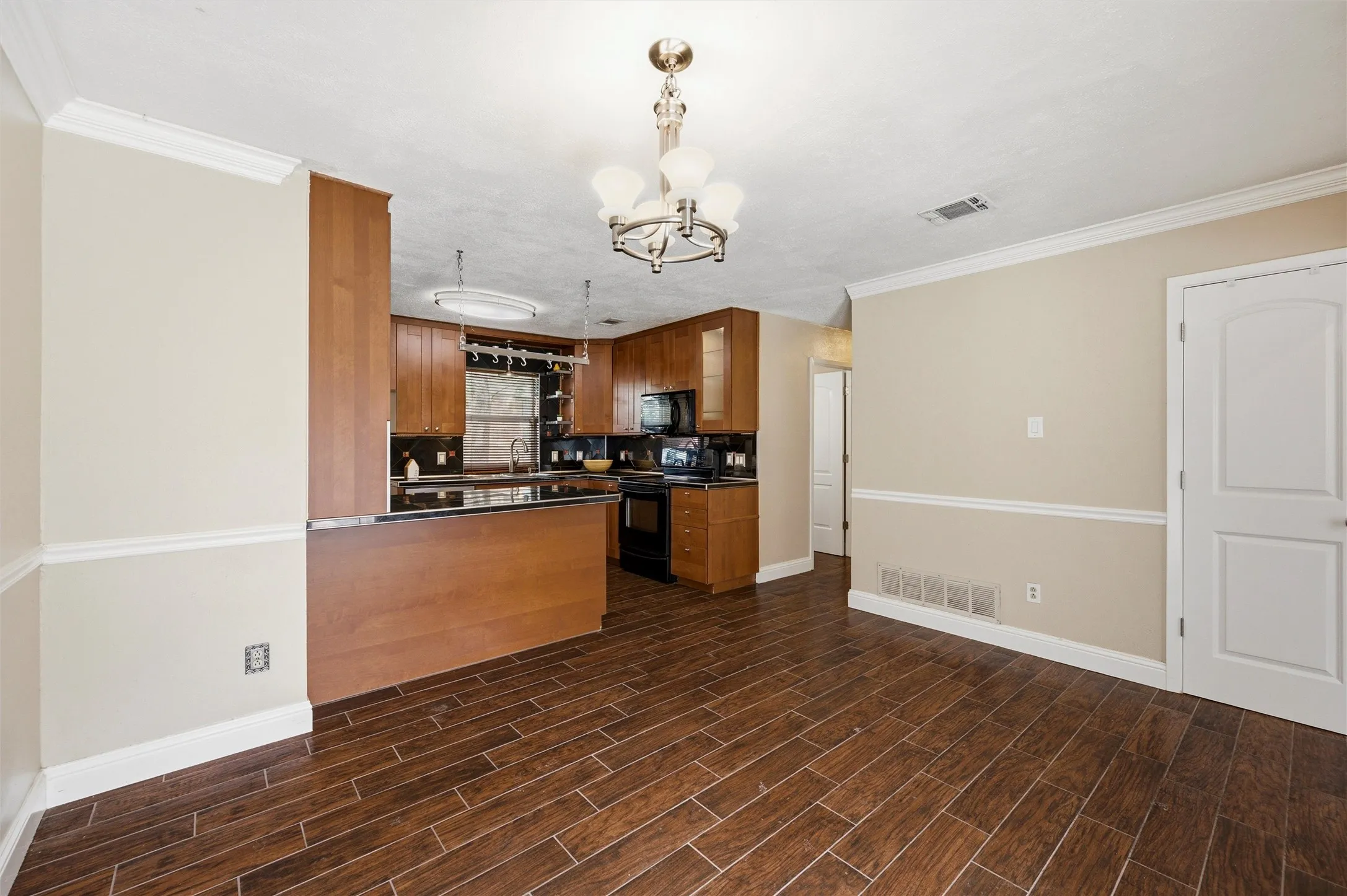 Single Family Residence For Sale in Dallas County , 2713 Riviera Drive, Garland, Texas 75040, 3 Bedroom, 2 Bathroom, 2 Garage spaces, 1,470 Sqft, built in 1983, mls#21316228, Real Estate Agent in Garland, Homes For Sale in Dallas county, Homes For Sale in Garland, Realtor in Garland Texas, Real Estate Brokerage Independent Realty Texas, Luminita Cordes Realtor