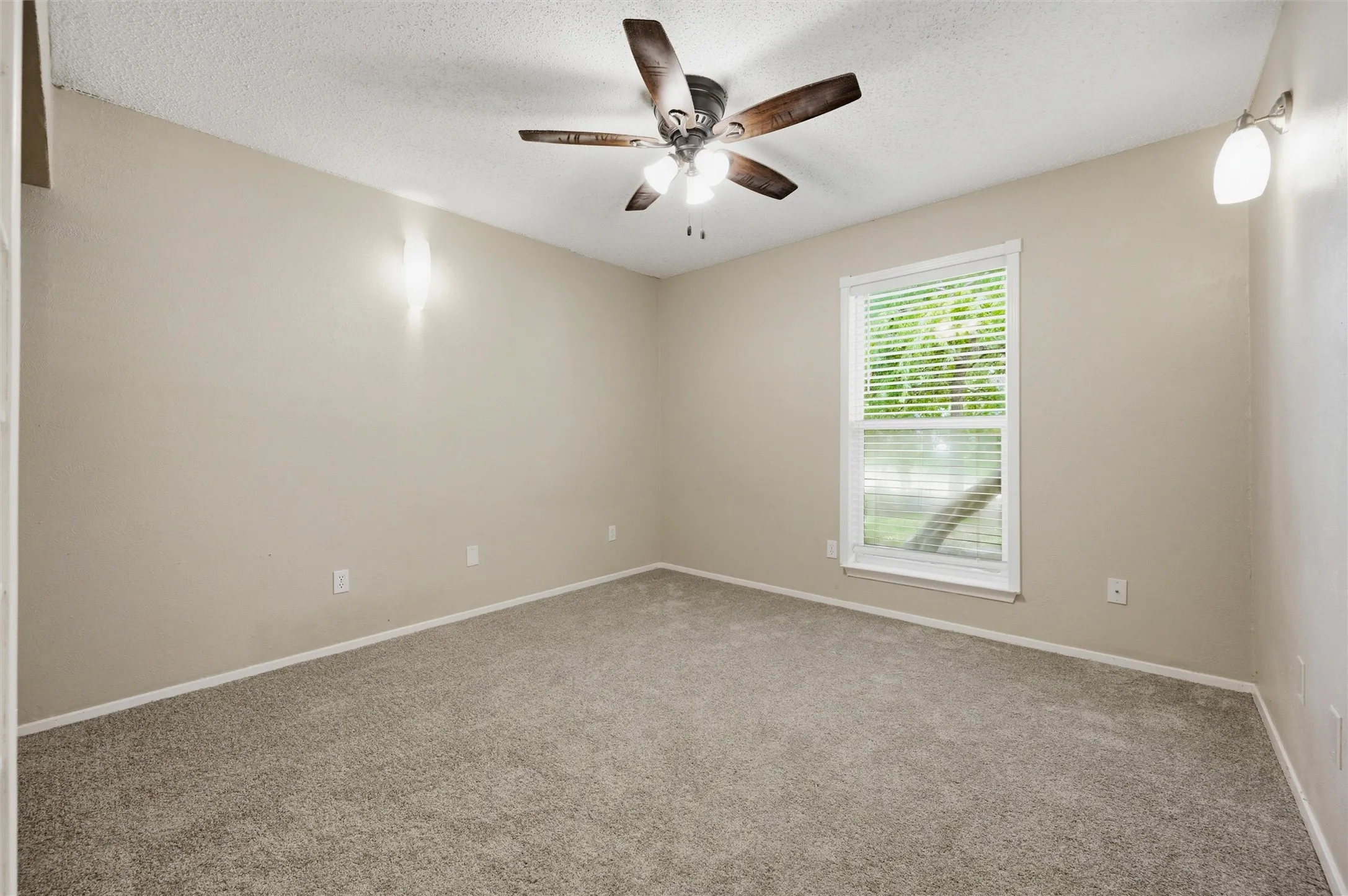 Single Family Residence For Sale in Dallas County , 2713 Riviera Drive, Garland, Texas 75040, 3 Bedroom, 2 Bathroom, 2 Garage spaces, 1,470 Sqft, built in 1983, mls#21316228, Real Estate Agent in Garland, Homes For Sale in Dallas county, Homes For Sale in Garland, Realtor in Garland Texas, Real Estate Brokerage Independent Realty Texas, Luminita Cordes Realtor
