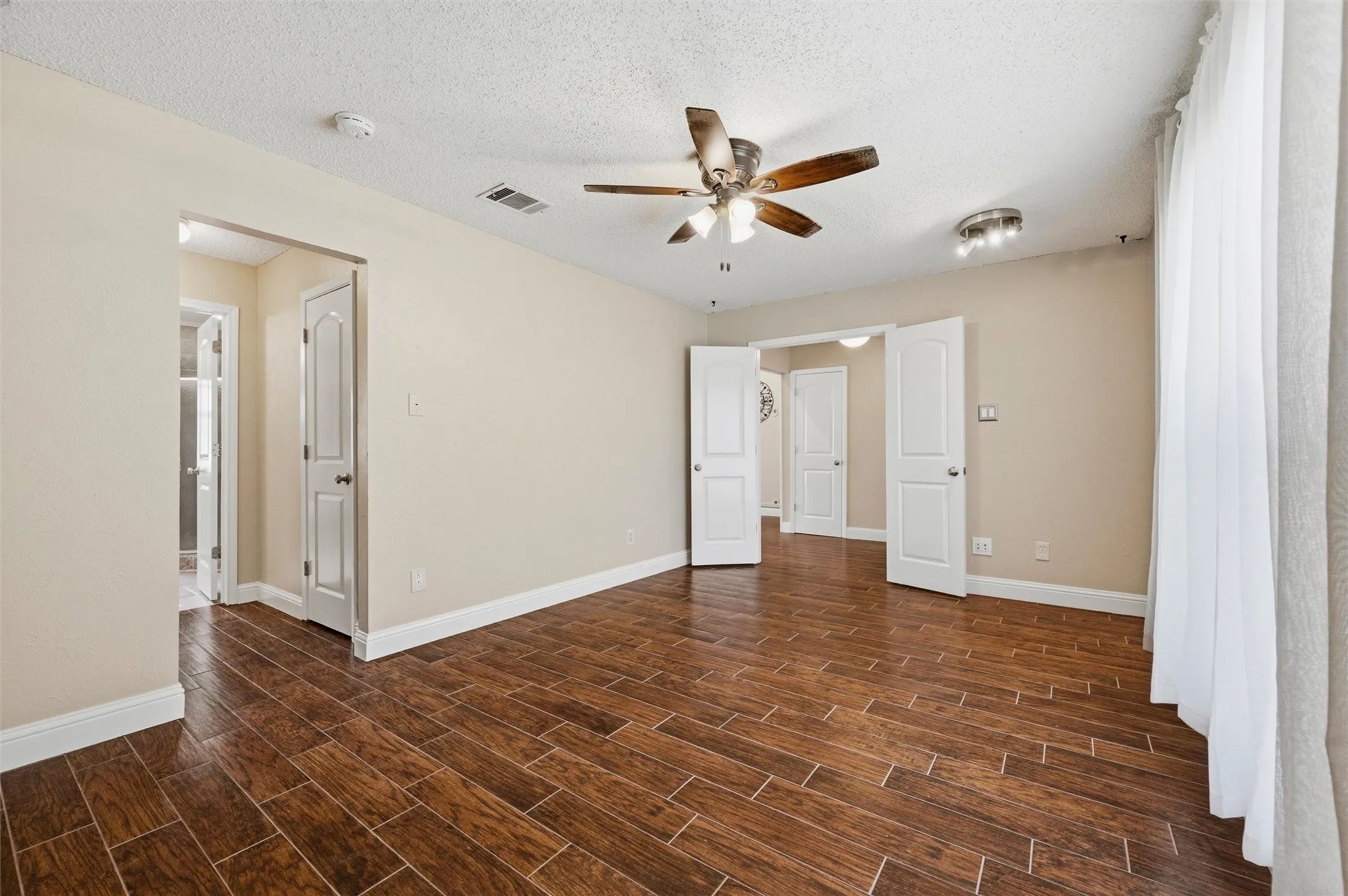 Single Family Residence For Sale in Dallas County , 2713 Riviera Drive, Garland, Texas 75040, 3 Bedroom, 2 Bathroom, 2 Garage spaces, 1,470 Sqft, built in 1983, mls#21316228, Real Estate Agent in Garland, Homes For Sale in Dallas county, Homes For Sale in Garland, Realtor in Garland Texas, Real Estate Brokerage Independent Realty Texas, Luminita Cordes Realtor
