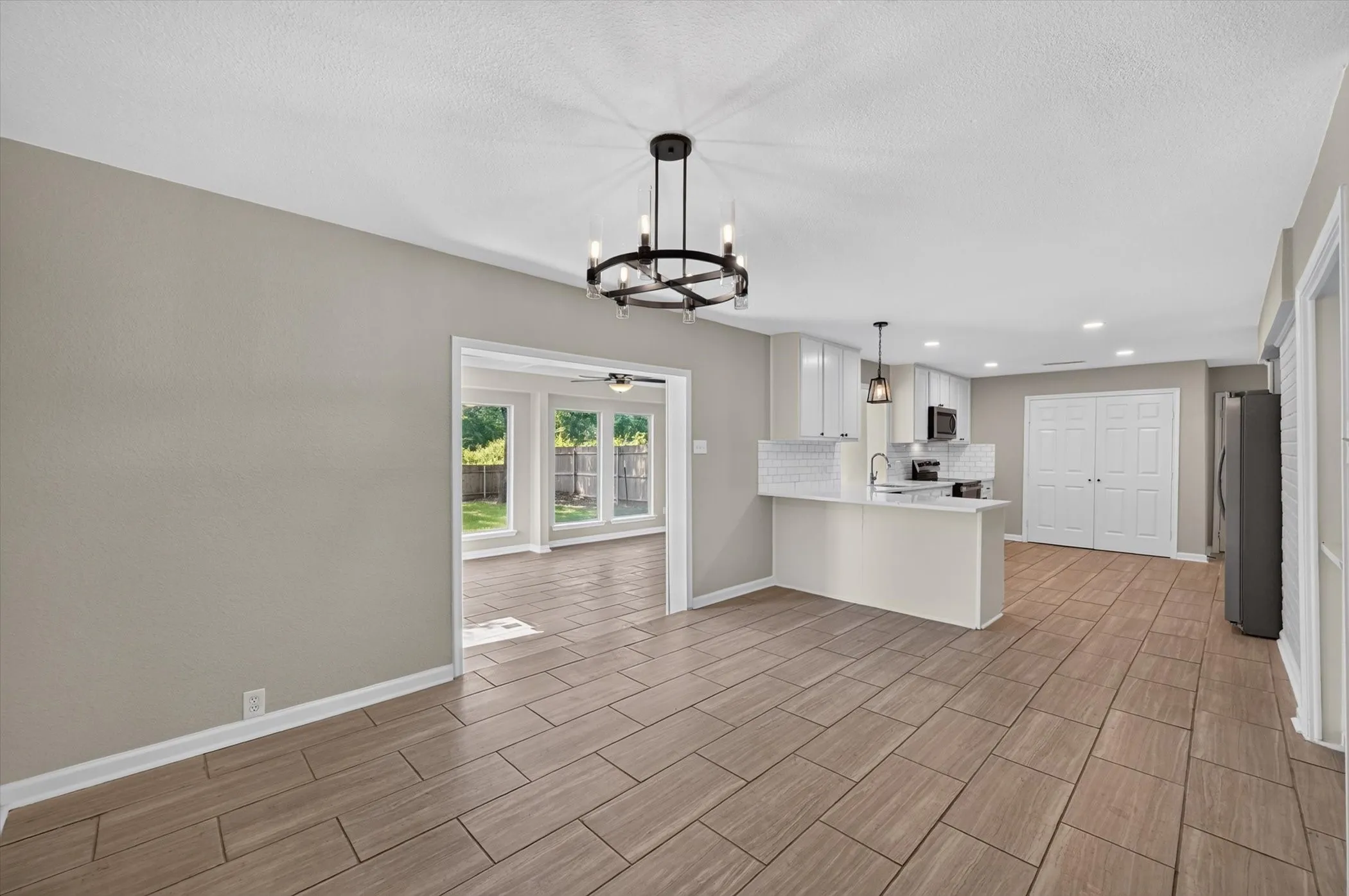 Single Family Residence For Sale in Dallas County , 344 Woodbrook Drive, De Soto, Texas 75115, 4 Bedroom, 3 Bathroom, 2 Garage spaces, 2,537 Sqft, built in 1975, mls#21315366, Real Estate Agent in De Soto, Homes For Sale in Dallas county, Homes For Sale in De Soto, Realtor in De Soto Texas, Real Estate Brokerage Independent Realty Texas, Luminita Cordes Realtor