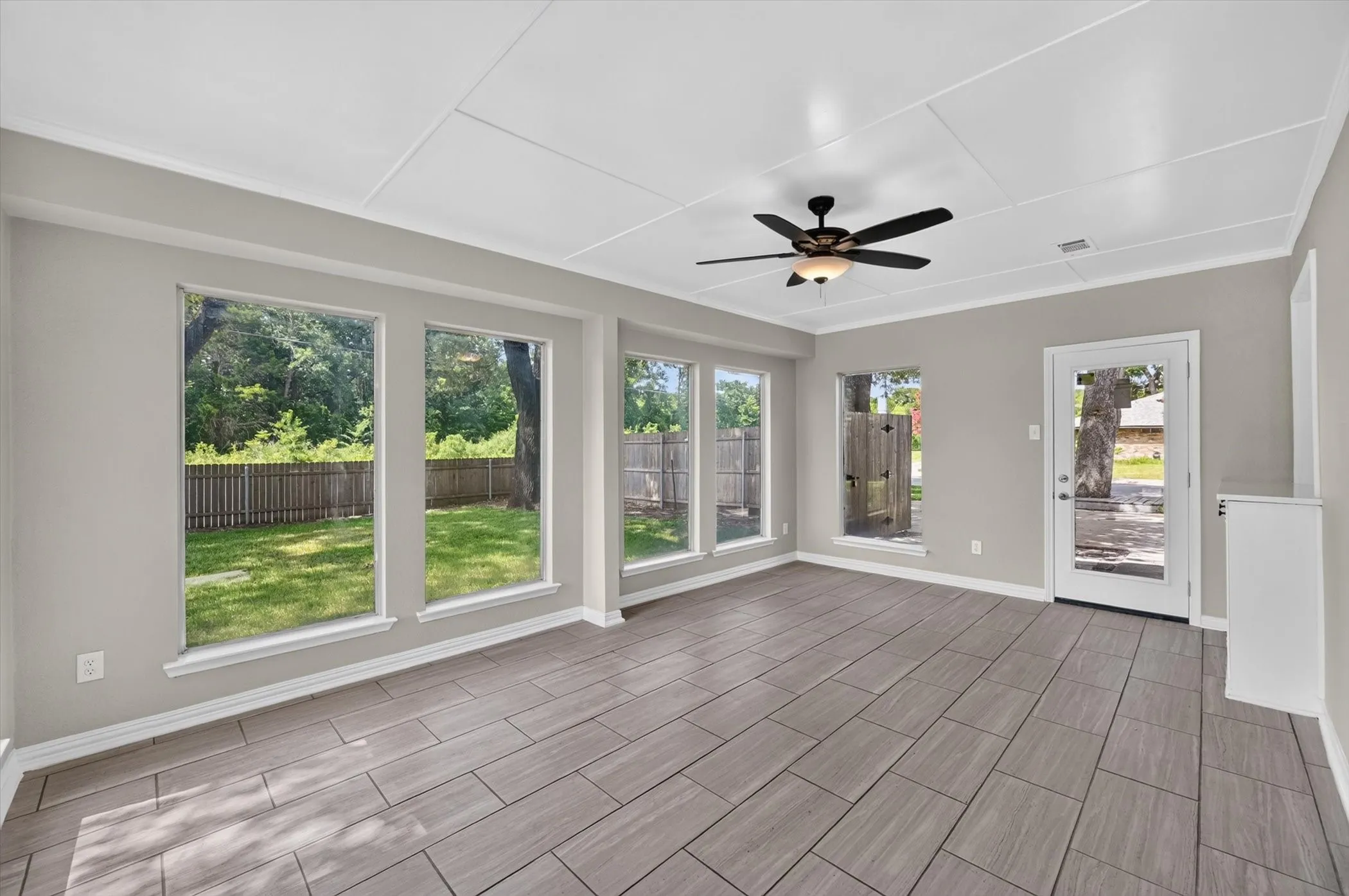Single Family Residence For Sale in Dallas County , 344 Woodbrook Drive, De Soto, Texas 75115, 4 Bedroom, 3 Bathroom, 2 Garage spaces, 2,537 Sqft, built in 1975, mls#21315366, Real Estate Agent in De Soto, Homes For Sale in Dallas county, Homes For Sale in De Soto, Realtor in De Soto Texas, Real Estate Brokerage Independent Realty Texas, Luminita Cordes Realtor
