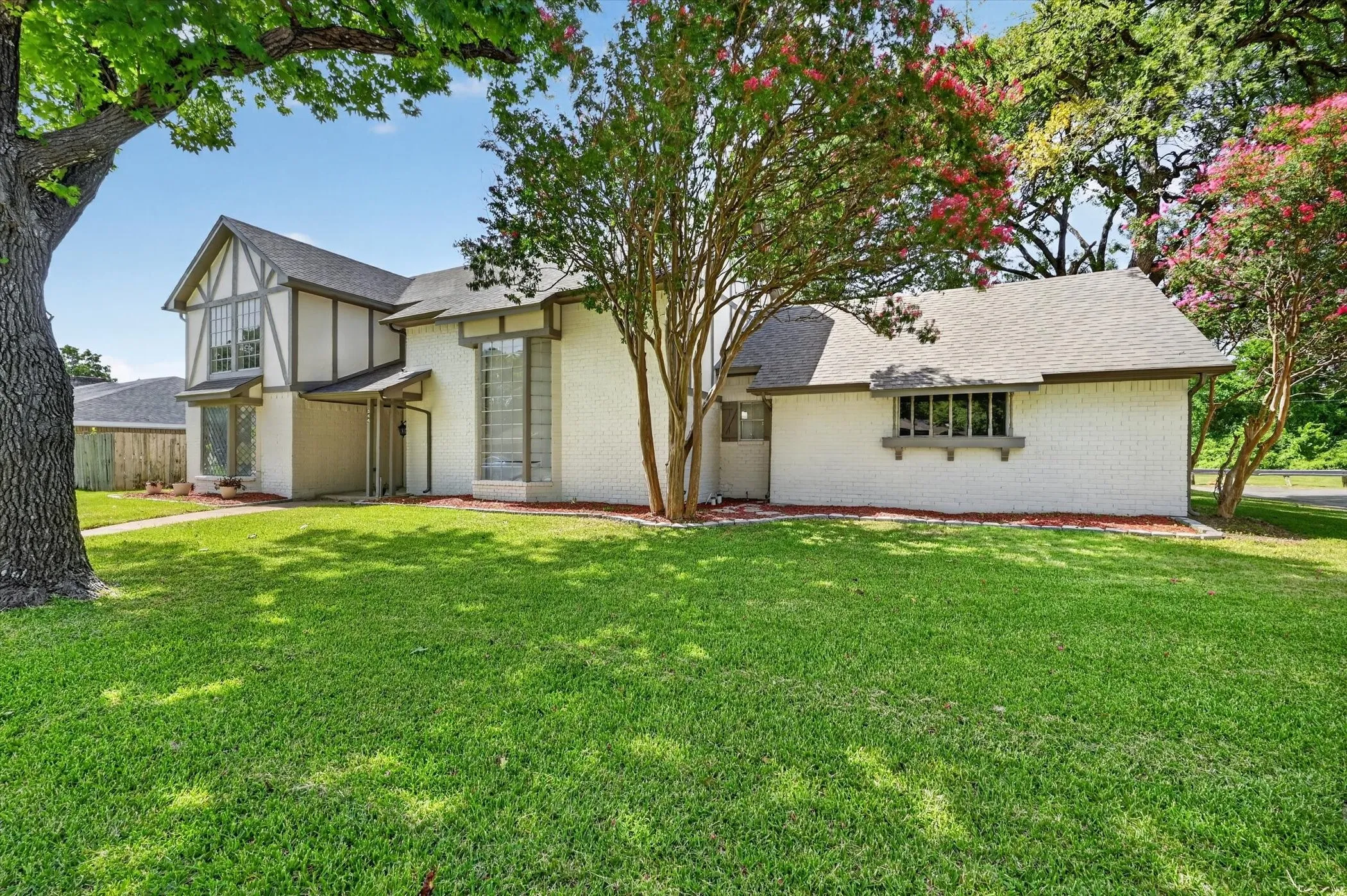 Single Family Residence For Sale in Dallas County , 344 Woodbrook Drive, De Soto, Texas 75115, 4 Bedroom, 3 Bathroom, 2 Garage spaces, 2,537 Sqft, built in 1975, mls#21315366, Real Estate Agent in De Soto, Homes For Sale in Dallas county, Homes For Sale in De Soto, Realtor in De Soto Texas, Real Estate Brokerage Independent Realty Texas, Luminita Cordes Realtor