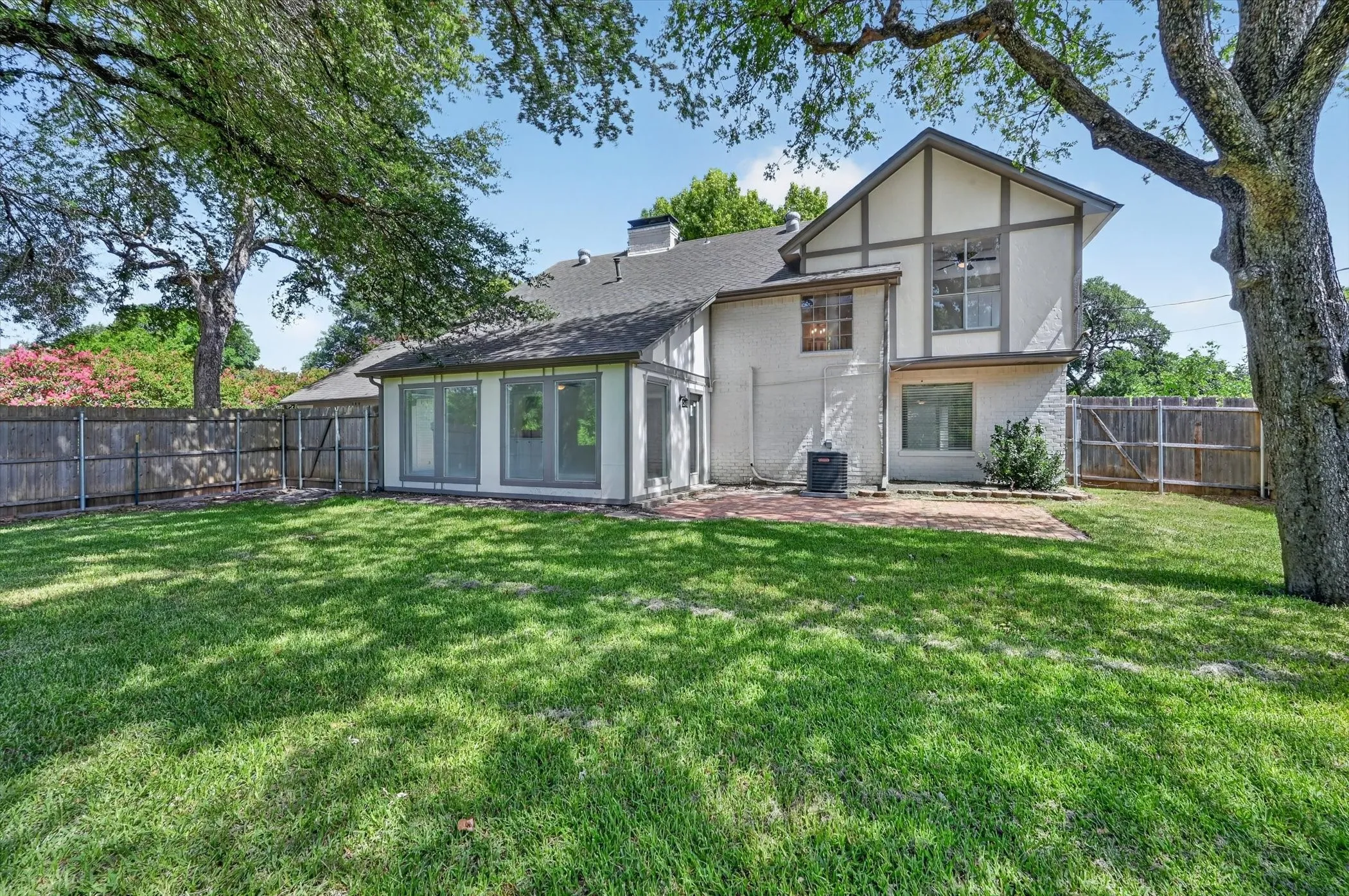 Single Family Residence For Sale in Dallas County , 344 Woodbrook Drive, De Soto, Texas 75115, 4 Bedroom, 3 Bathroom, 2 Garage spaces, 2,537 Sqft, built in 1975, mls#21315366, Real Estate Agent in De Soto, Homes For Sale in Dallas county, Homes For Sale in De Soto, Realtor in De Soto Texas, Real Estate Brokerage Independent Realty Texas, Luminita Cordes Realtor