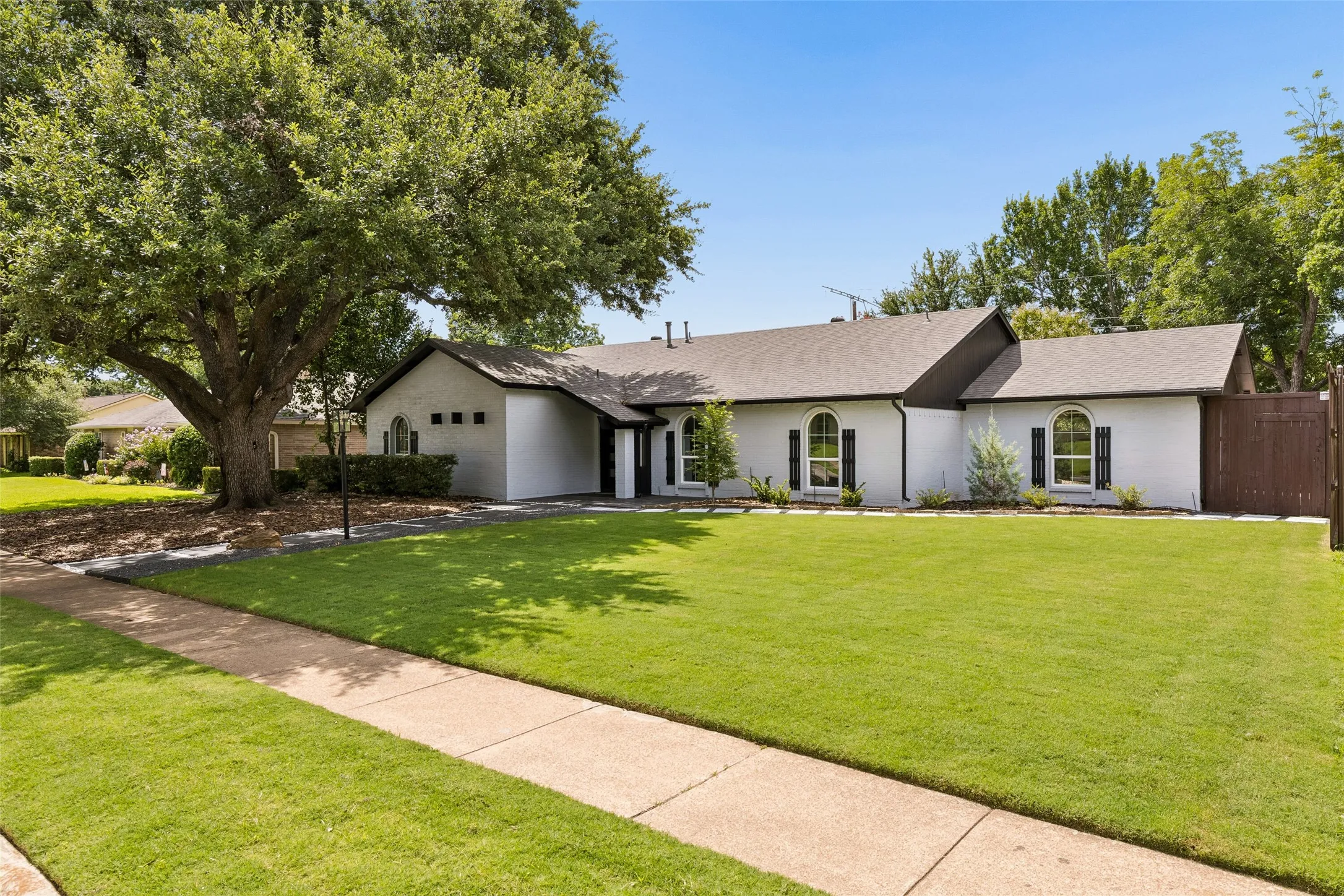Single Family Residence For Sale in Dallas County , 6724 Leameadow Drive, Dallas, Texas 75248, 5 Bedroom, 2 Bathroom, 2 Garage spaces, 2,106 Sqft, built in 1972, mls#21314355, Real Estate Agent in Dallas, Homes For Sale in Dallas county, Homes For Sale in Dallas, Realtor in Dallas Texas, Real Estate Brokerage Independent Realty Texas, Luminita Cordes Realtor