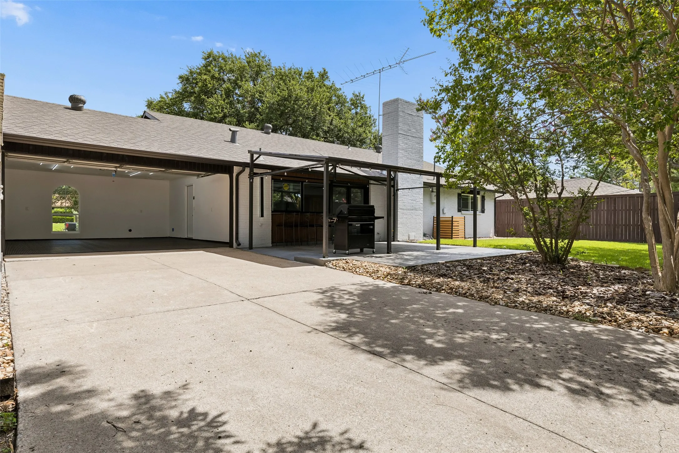 Single Family Residence For Sale in Dallas County , 6724 Leameadow Drive, Dallas, Texas 75248, 5 Bedroom, 2 Bathroom, 2 Garage spaces, 2,106 Sqft, built in 1972, mls#21314355, Real Estate Agent in Dallas, Homes For Sale in Dallas county, Homes For Sale in Dallas, Realtor in Dallas Texas, Real Estate Brokerage Independent Realty Texas, Luminita Cordes Realtor