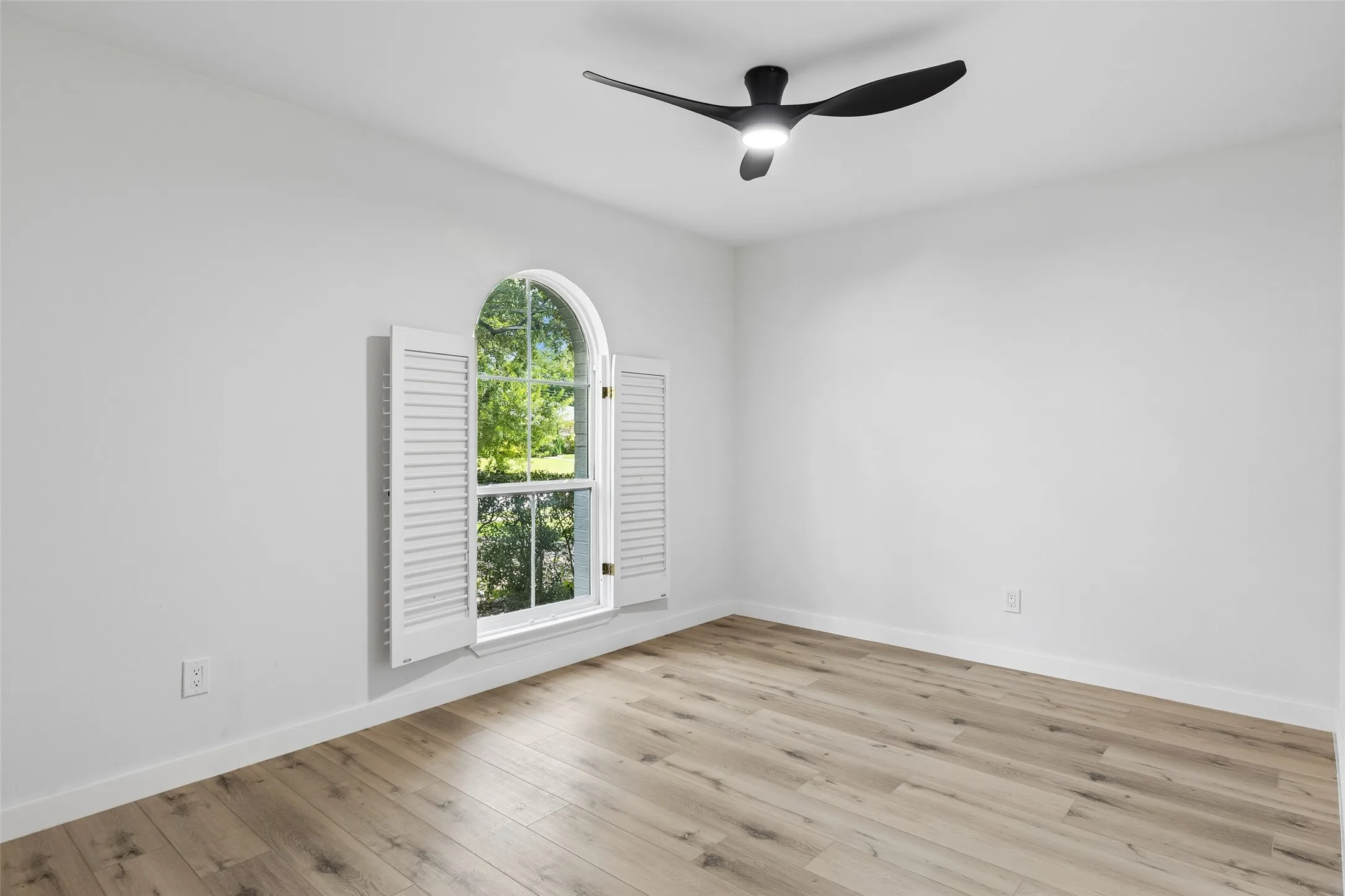 Single Family Residence For Sale in Dallas County , 6724 Leameadow Drive, Dallas, Texas 75248, 5 Bedroom, 2 Bathroom, 2 Garage spaces, 2,106 Sqft, built in 1972, mls#21314355, Real Estate Agent in Dallas, Homes For Sale in Dallas county, Homes For Sale in Dallas, Realtor in Dallas Texas, Real Estate Brokerage Independent Realty Texas, Luminita Cordes Realtor