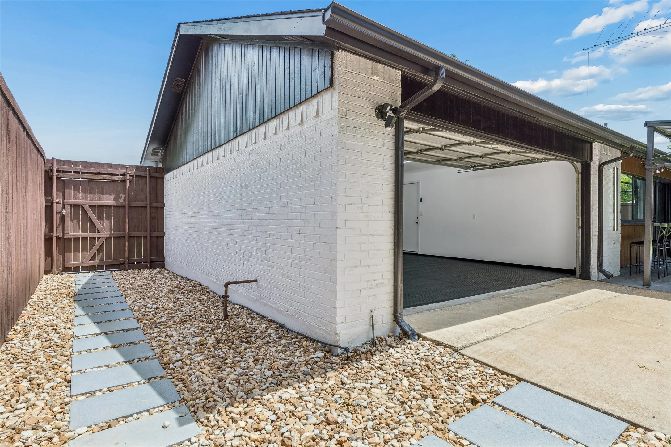 Single Family Residence For Sale in Dallas County , 6724 Leameadow Drive, Dallas, Texas 75248, 5 Bedroom, 2 Bathroom, 2 Garage spaces, 2,106 Sqft, built in 1972, mls#21314355, Real Estate Agent in Dallas, Homes For Sale in Dallas county, Homes For Sale in Dallas, Realtor in Dallas Texas, Real Estate Brokerage Independent Realty Texas, Luminita Cordes Realtor