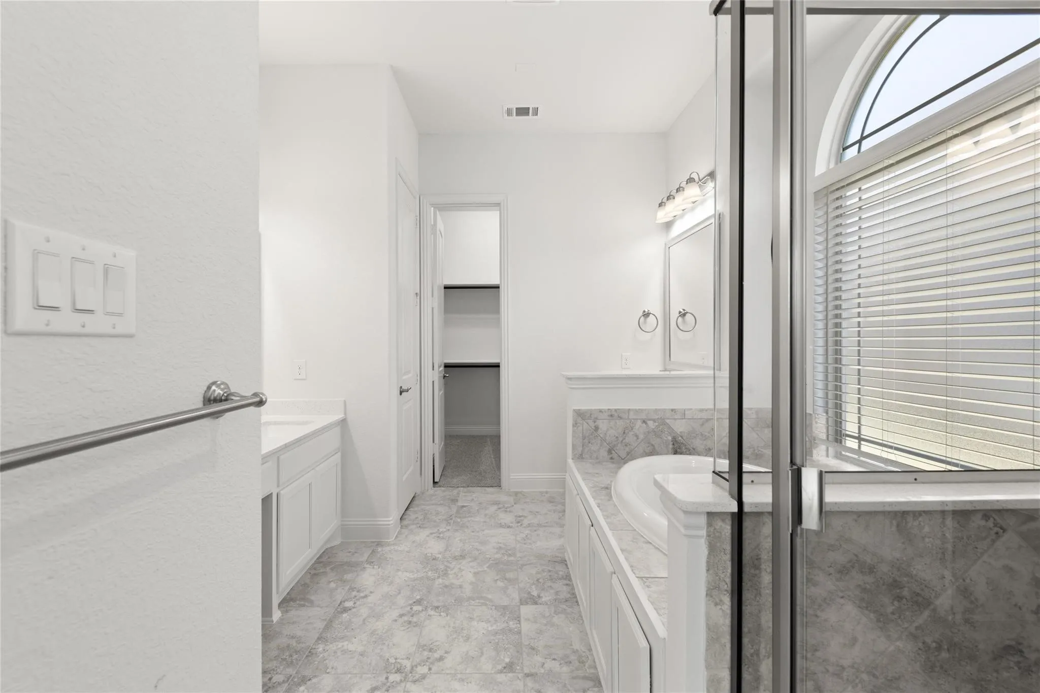 Single Family Residence For Sale in Ellis County , 2406 Colonial Lane, Midlothian, Texas 76065, 5 Bedroom, 4 Bathroom, 2 Garage spaces, 3,518 Sqft, built in 2022, mls#21309009, Real Estate Agent in Midlothian, Homes For Sale in Ellis county, Homes For Sale in Midlothian, Realtor in Midlothian Texas, Real Estate Brokerage Independent Realty Texas, Luminita Cordes Realtor