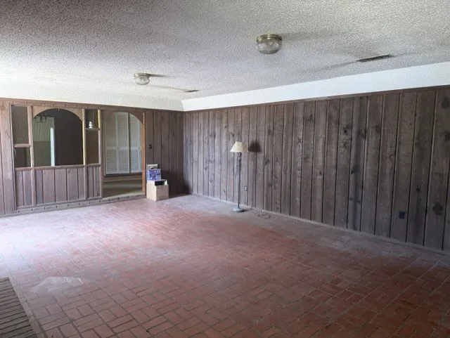 Single Family Residence For Sale in Johnson County , 2736 County Road 314, Cleburne, Texas 76031, 3 Bedroom, 2 Bathroom, 2 Garage spaces, 3,023 Sqft, built in 1965, mls#21312877, Real Estate Agent in Cleburne, Homes For Sale in Johnson county, Homes For Sale in Cleburne, Realtor in Cleburne Texas, Real Estate Brokerage Independent Realty Texas, Luminita Cordes Realtor
