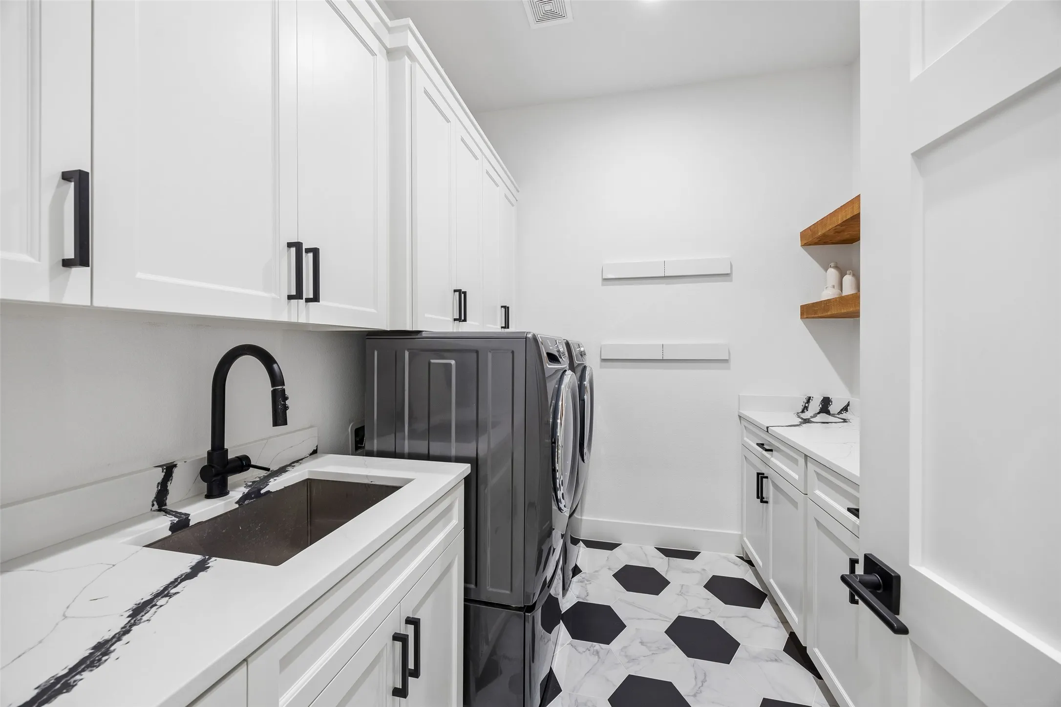 Single Family Residence For Sale in Rockwall County , 105 Stafford Drive, Heath, Texas 75032, 4 Bedroom, 5 Bathroom, 3 Garage spaces, 4,098 Sqft, built in 2023, mls#21310868, Real Estate Agent in Heath, Homes For Sale in Rockwall county, Homes For Sale in Heath, Realtor in Heath Texas, Real Estate Brokerage Independent Realty Texas, Luminita Cordes Realtor
