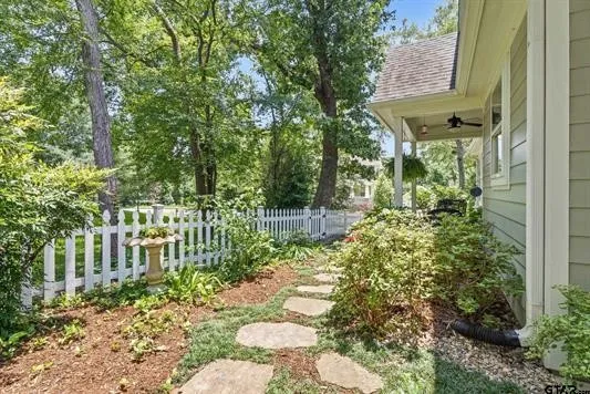 Single Family Residence For Sale in Smith County , 3966 Charleston Park, Tyler, Texas 75701, 4 Bedroom, 4 Bathroom, 2 Garage spaces, 2,078 Sqft, built in 2003, mls#21316895, Real Estate Agent in Tyler, Homes For Sale in Smith county, Homes For Sale in Tyler, Realtor in Tyler Texas, Real Estate Brokerage Independent Realty Texas, Luminita Cordes Realtor