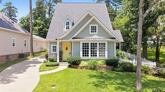 Single Family Residence For Sale in Smith County , 3966 Charleston Park, Tyler, Texas 75701, 4 Bedroom, 4 Bathroom, 2 Garage spaces, 2,078 Sqft, built in 2003, mls#21316895, Real Estate Agent in Tyler, Homes For Sale in Smith county, Homes For Sale in Tyler, Realtor in Tyler Texas, Real Estate Brokerage Independent Realty Texas, Luminita Cordes Realtor