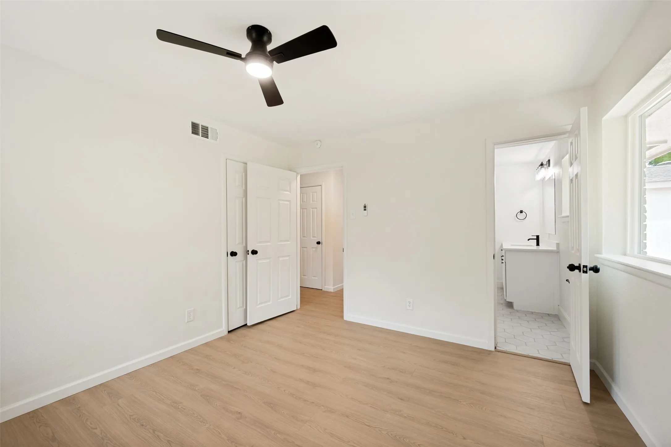 Single Family Residence For Sale in Tarrant County , 1717 Monaco Drive, Arlington, Texas 76010, 4 Bedroom, 3 Bathroom, 2 Garage spaces, 2,777 Sqft, built in 1959, mls#21315685, Real Estate Agent in Arlington, Homes For Sale in Tarrant county, Homes For Sale in Arlington, Realtor in Arlington Texas, Real Estate Brokerage Independent Realty Texas, Luminita Cordes Realtor